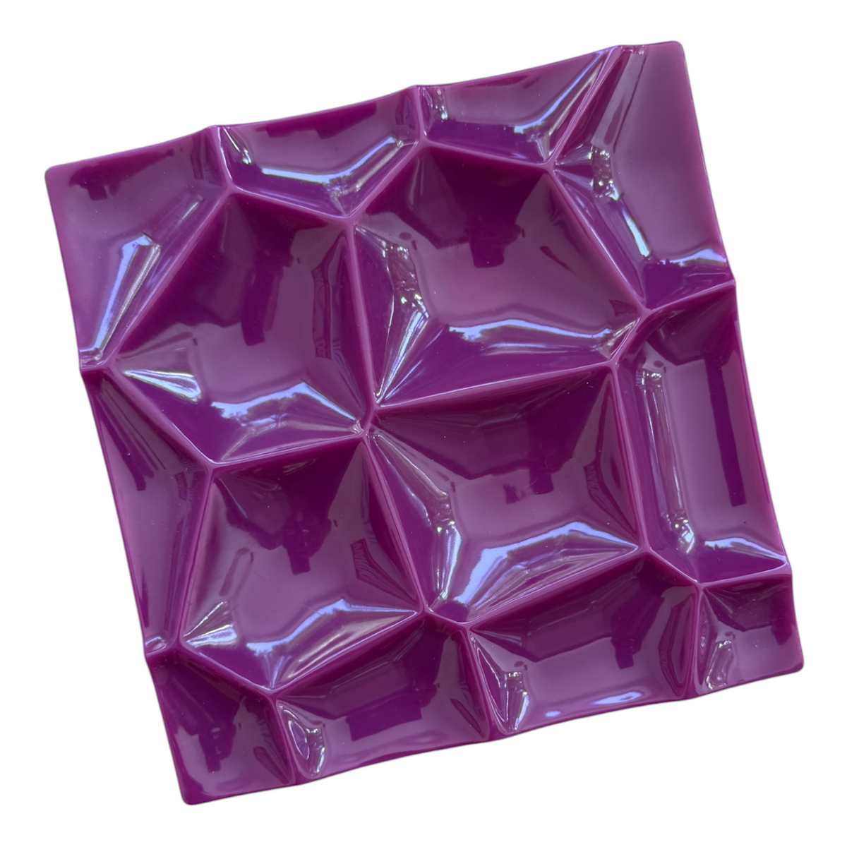 Support à bijoux BLOOM en résine époxy violet prune avec compartiments pour bagues, boucles d’oreilles et bijoux.