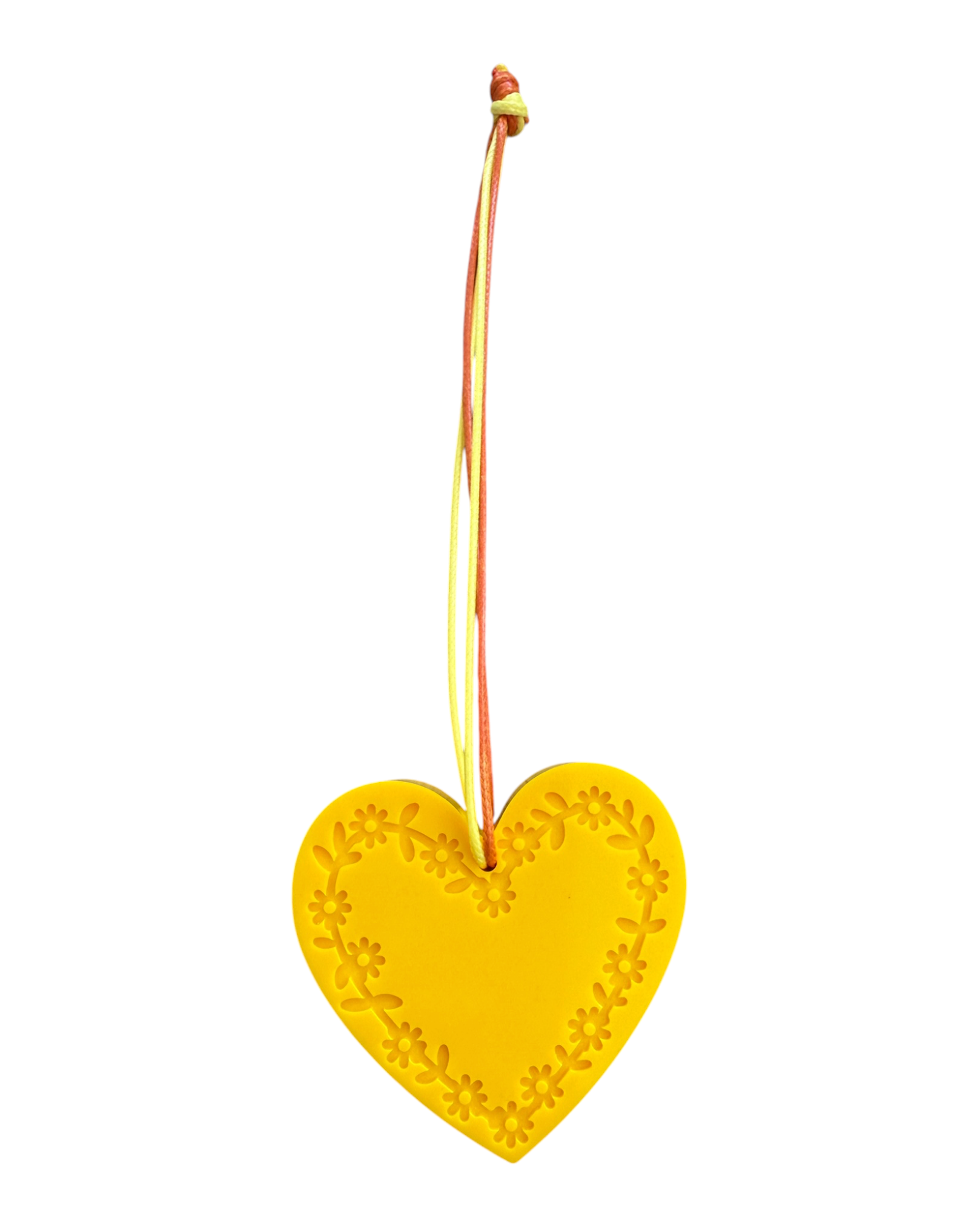 Suspension cœur jaune Tiny Flower en résine époxy avec contour floral gravé et cordon jaune et terracotta.