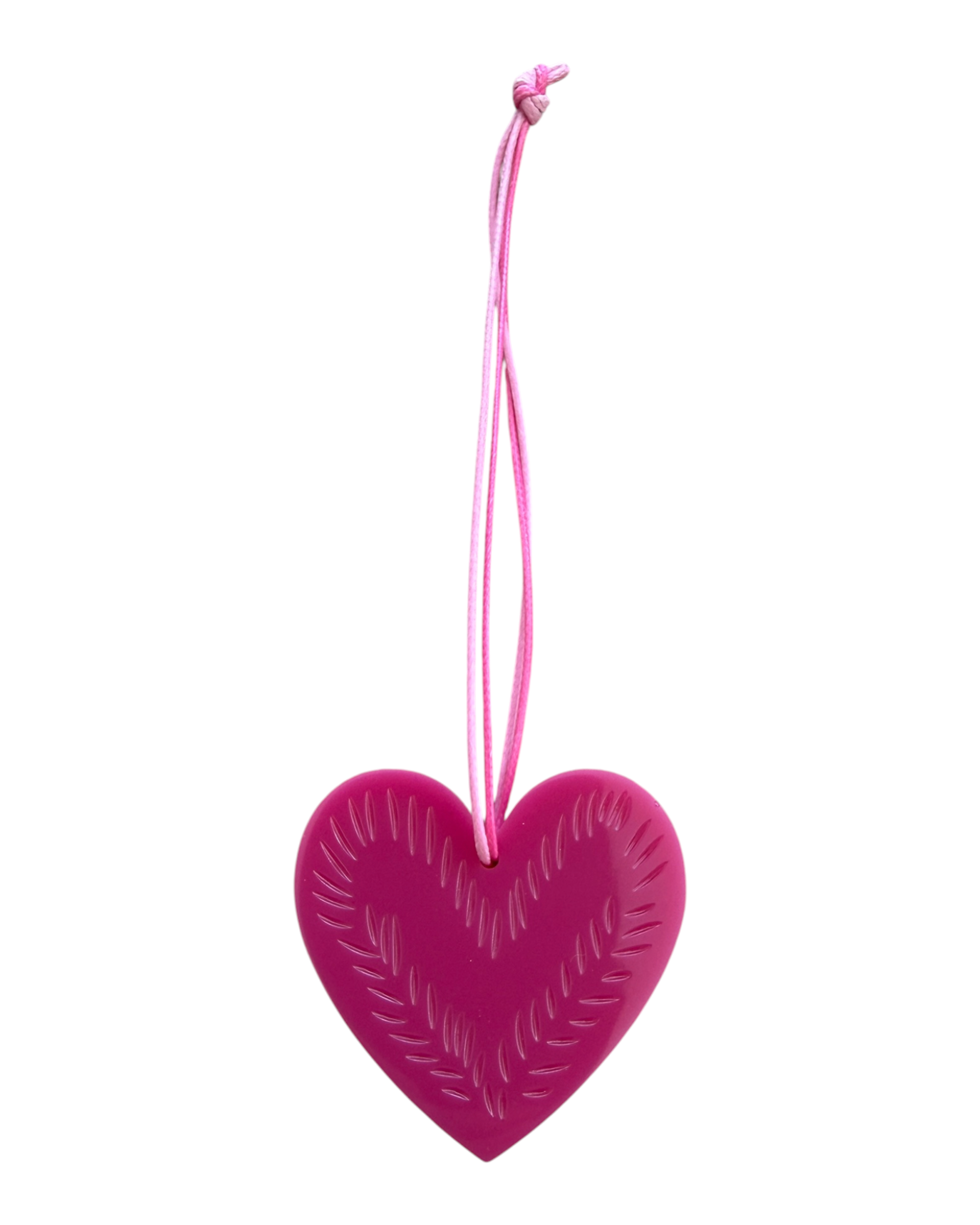 Suspension décorative Tiny Leaf rose framboise en résine époxy avec motif de feuilles gravées et cordon rose.