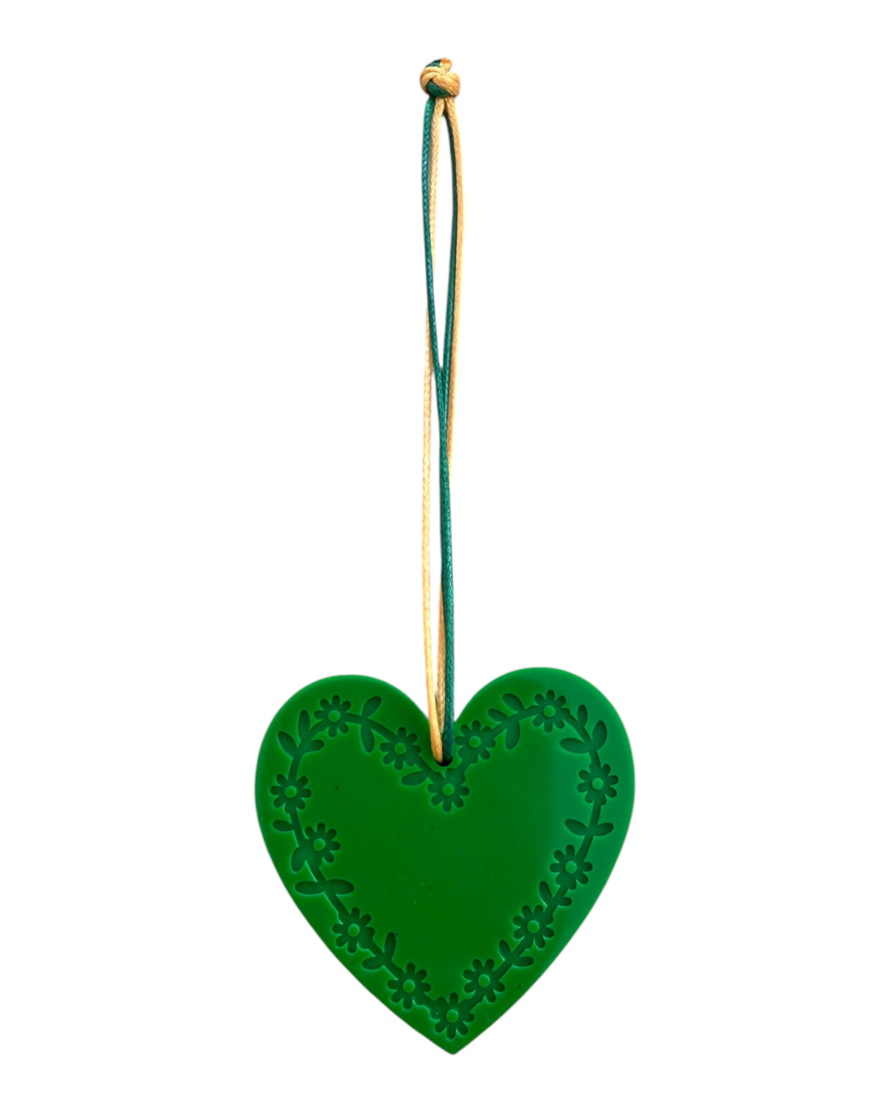 Suspension décorative cœur vert en résine époxy avec motif de fleurs gravé et lien vert et beige.