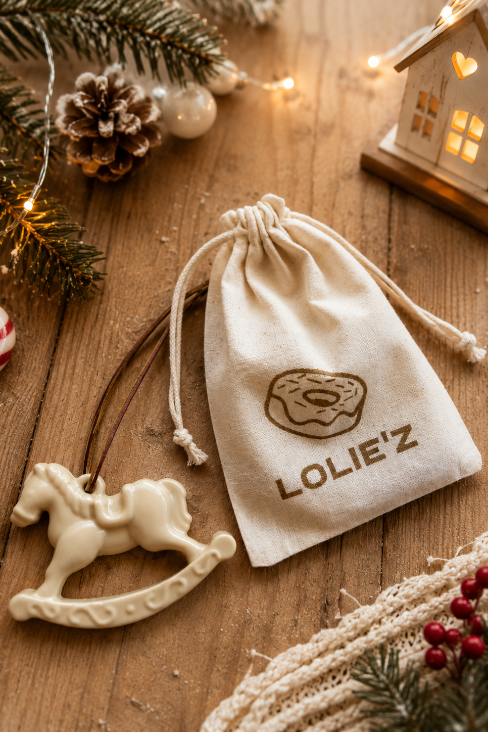 Mise en scène de la suspension de Noël Rocking Horse en résine époxy fabriquée à la main, présentée dans une ambiance chaleureuse avec des décorations de Noël naturelles et un sapin.
