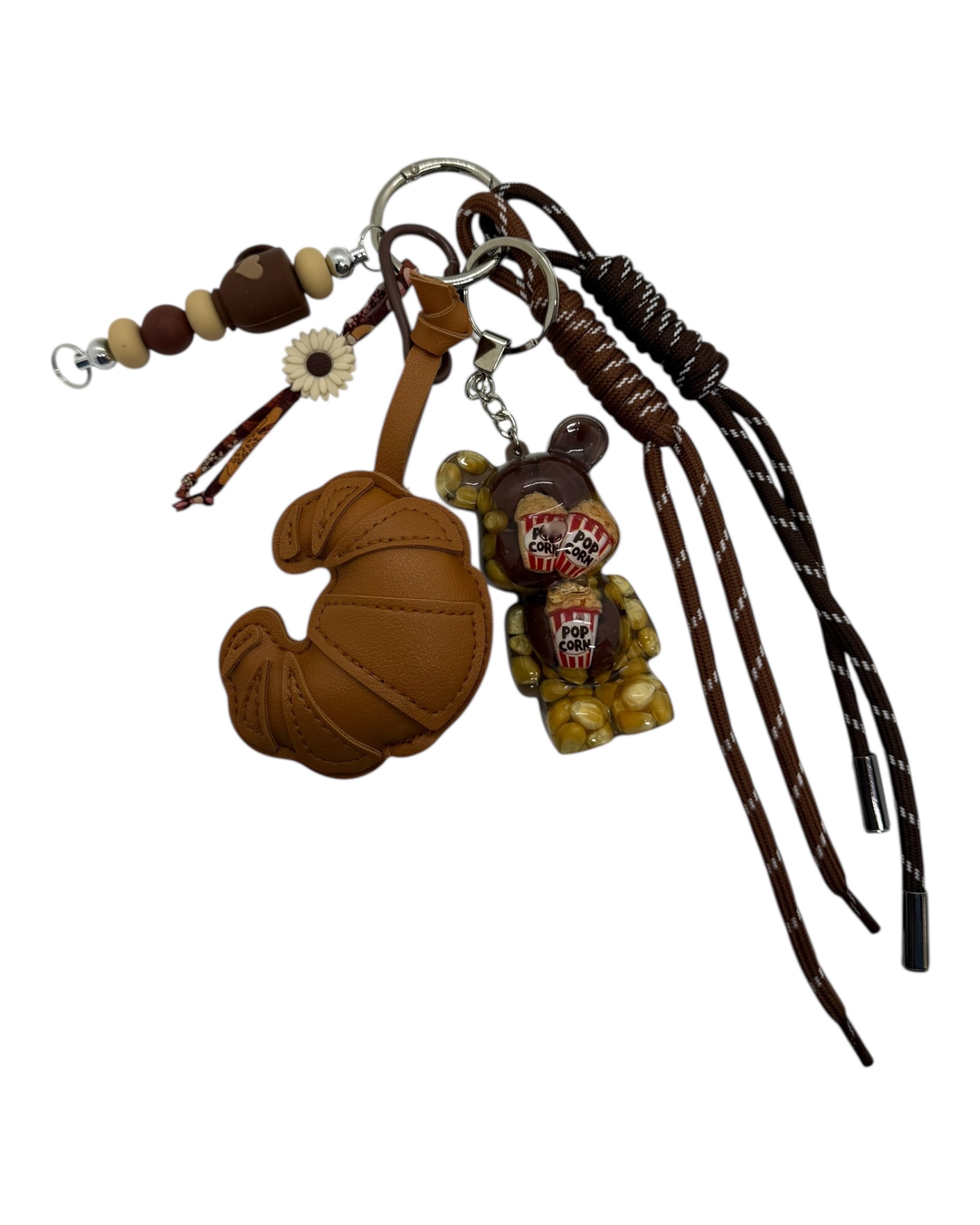 Grigri Sweet Break avec Teddy’z popcorn, croissant marron, perles beiges et brunes, cordons chocolat, création faite main gourmande et réconfortante.