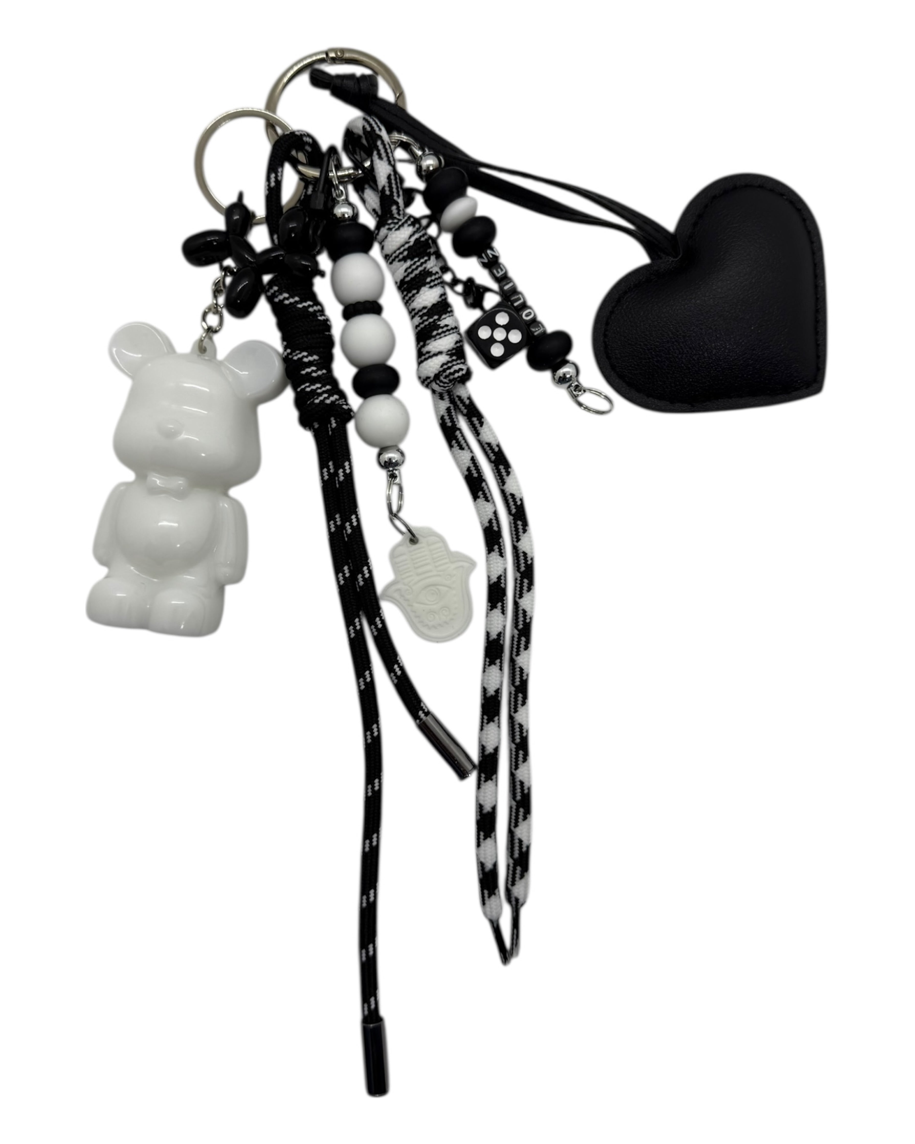 Grigri Talisman avec Teddy’z blanc, cœur noir, perles noir et blanc, dé et main de Fatma, création faite main symbole de chance et d’élégance.