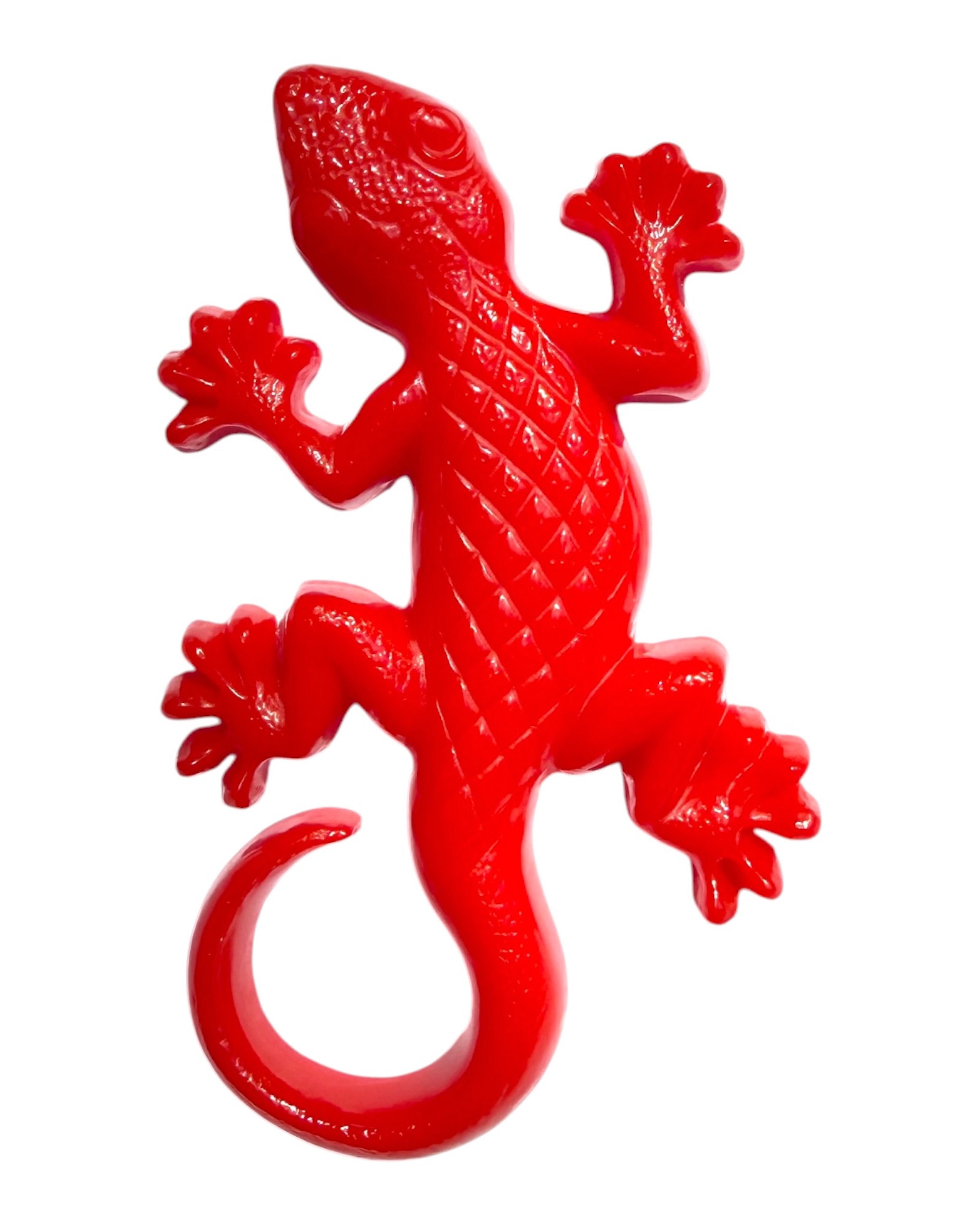 Suzy Red, tarente décorative rouge en résine époxy réalisée à la main en Provence. Objet déco mural ou à poser inspiré des lézards du Sud, idéal pour une décoration méditerranéenne colorée et contemporaine.