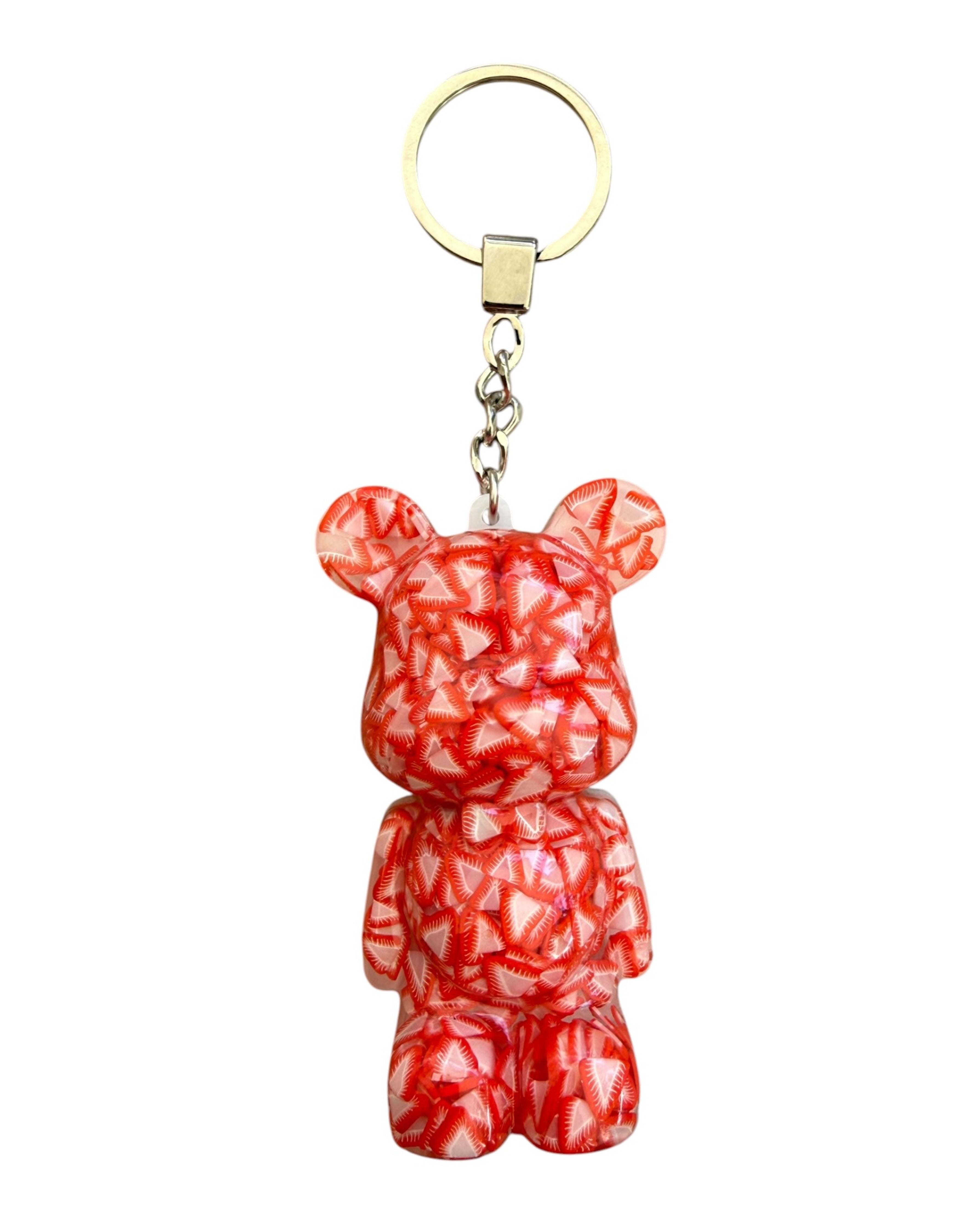 Teddy’z Strawberry, porte-clés ours rouge en résine époxy avec fraises intégrées, création artisanale brillante et colorée signée Lolie’z.