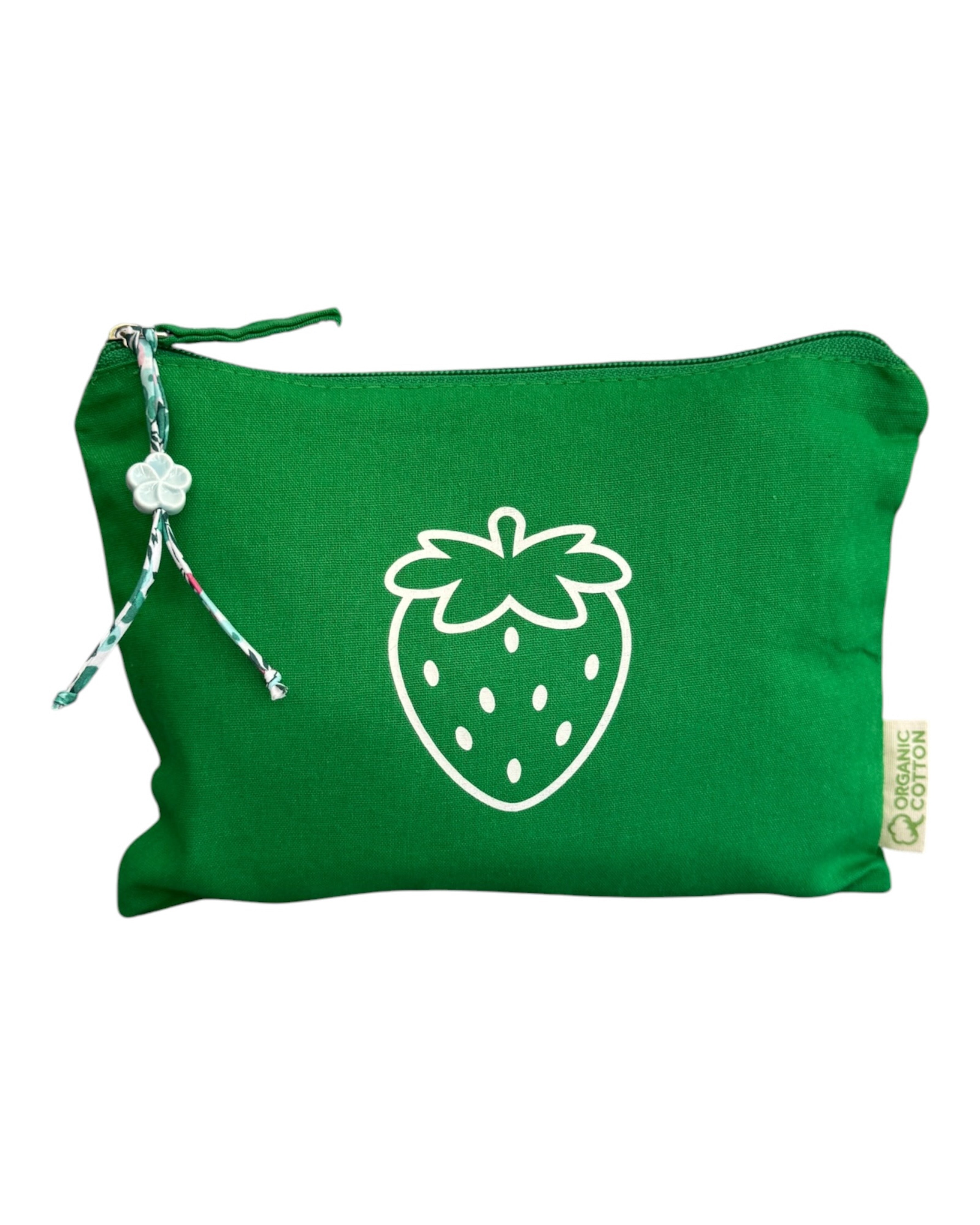 Petite pochette Salty motif fraise au design rétro et estival, réalisée en coton biologique, idéale pour ranger accessoires, écouteurs, stylos ou essentiels de voyage.