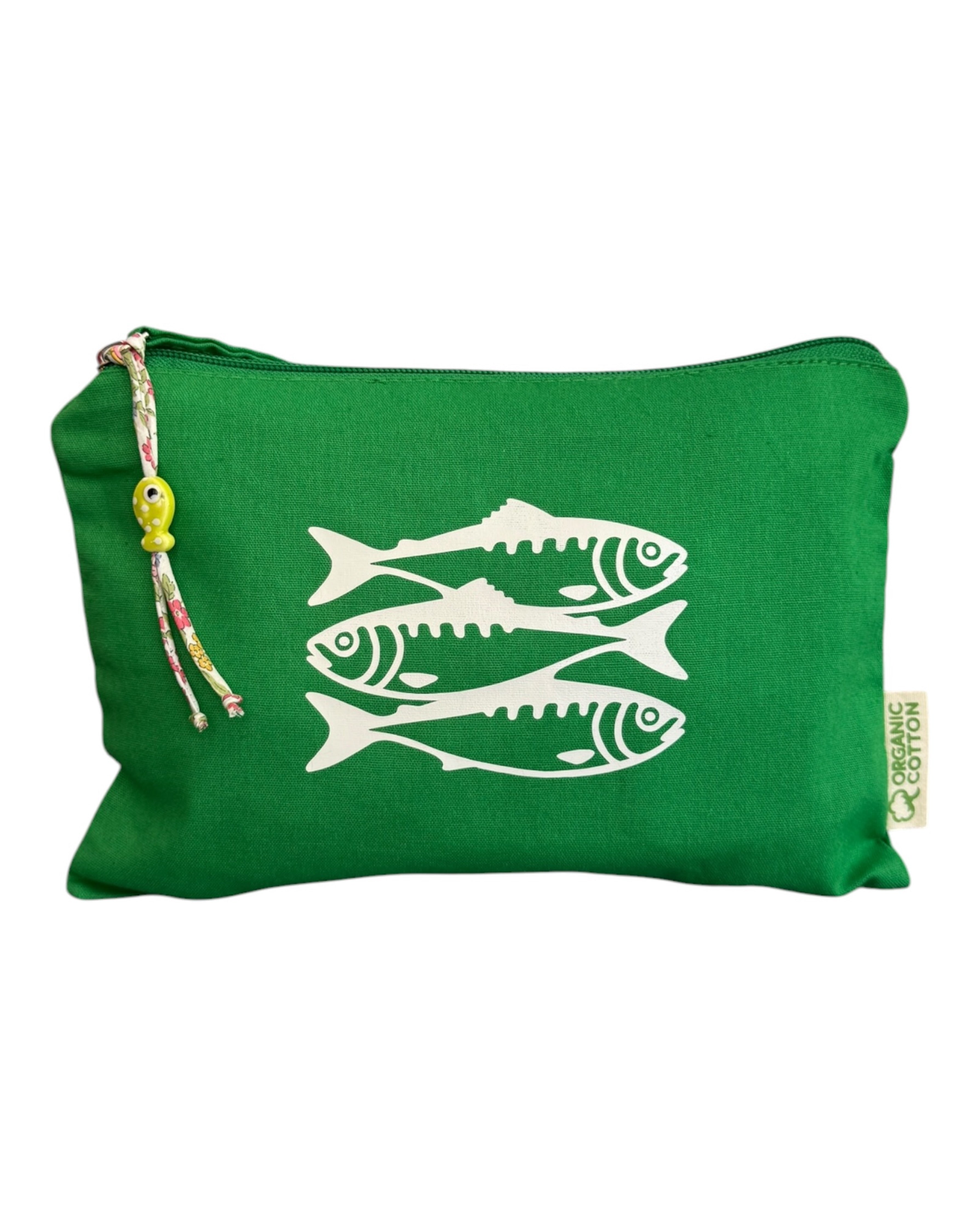 Trousse Salty motif trois sardines au design marin et vintage, réalisée en coton organique, idéale comme accessoire estival, cadeau original ou pochette de voyage.