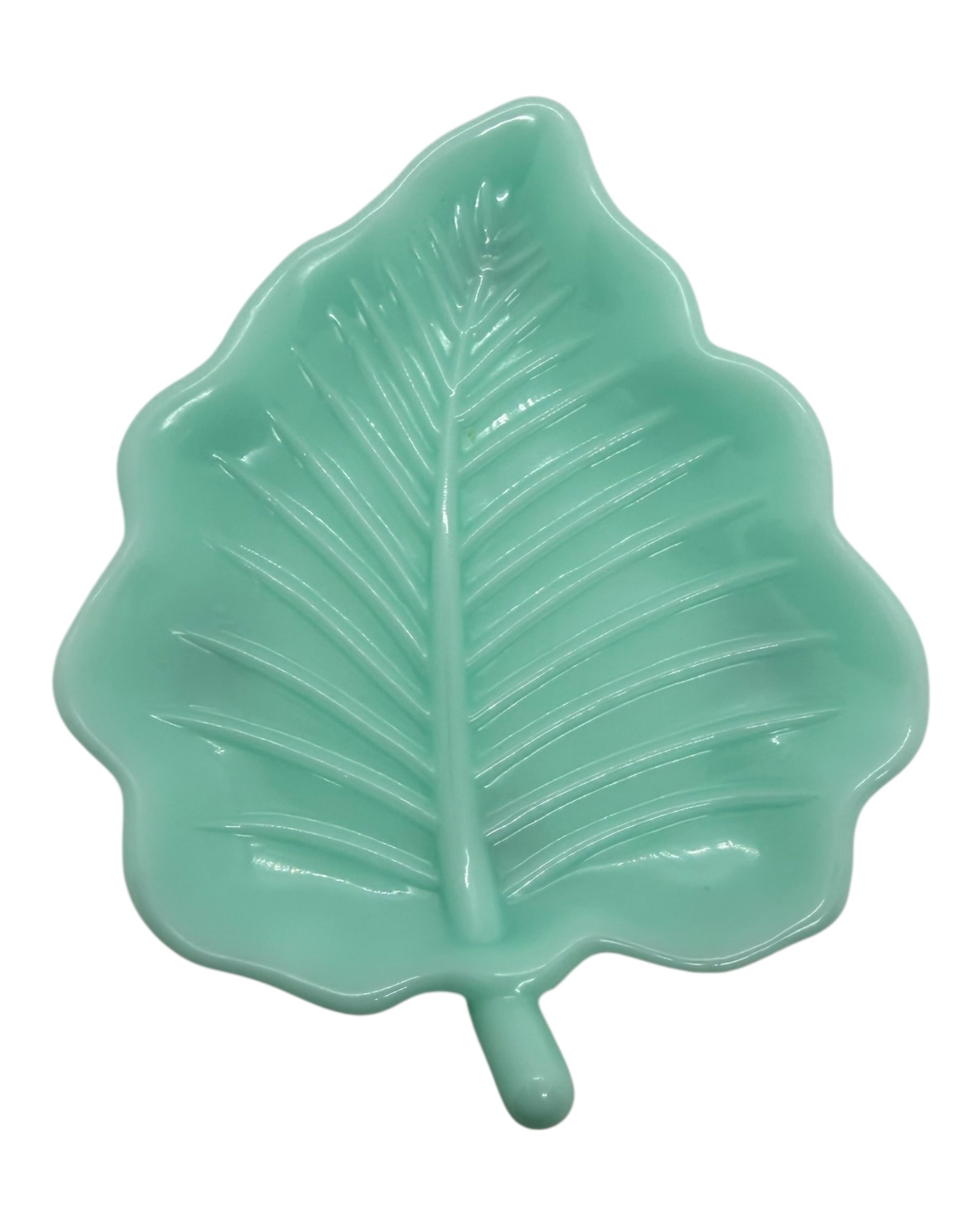 Vide-poche Leaf Touch en forme de feuille, en résine époxy brillante, utilisé pour ranger bagues, colliers et petits objets sur une coiffeuse.