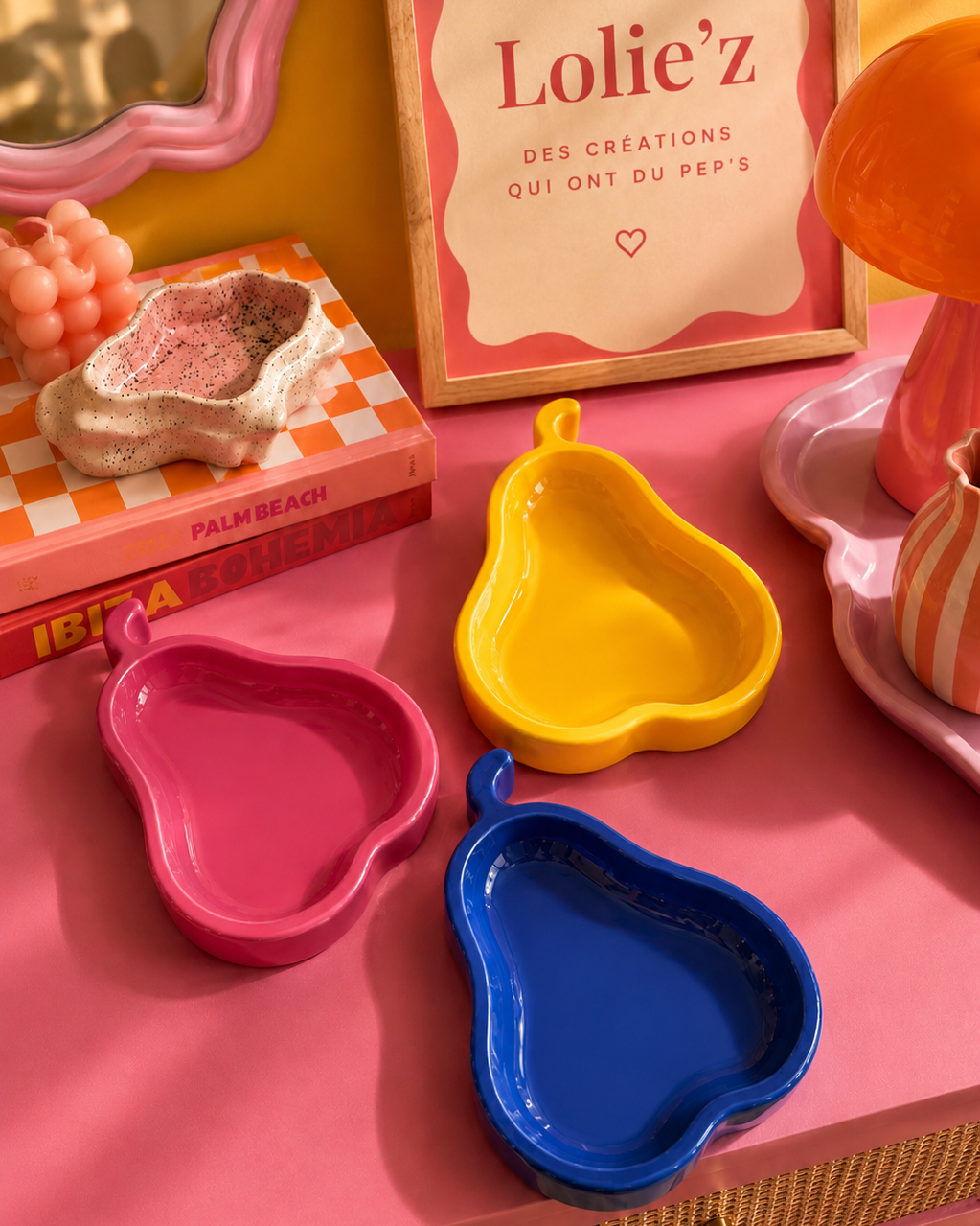 Vide-poches en forme de poire en résine époxy rose, jaune et bleu dans une décoration intérieure pop et colorée signée Lolie’z.