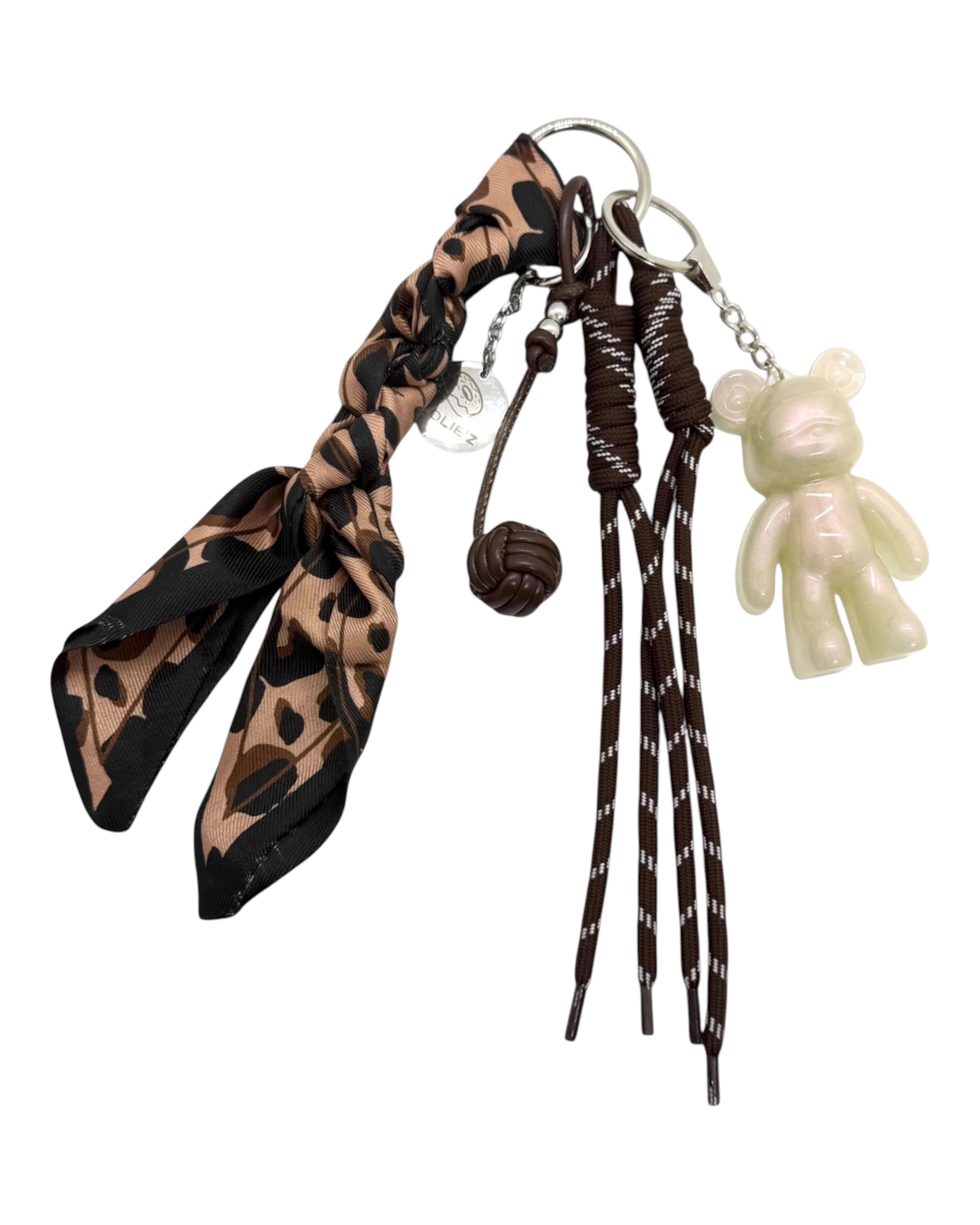 Grigri Wild Side avec Teddy’z nacré en résine époxy, foulard imprimé léopard, cordons chocolat et accessoires dans les tons bruns.