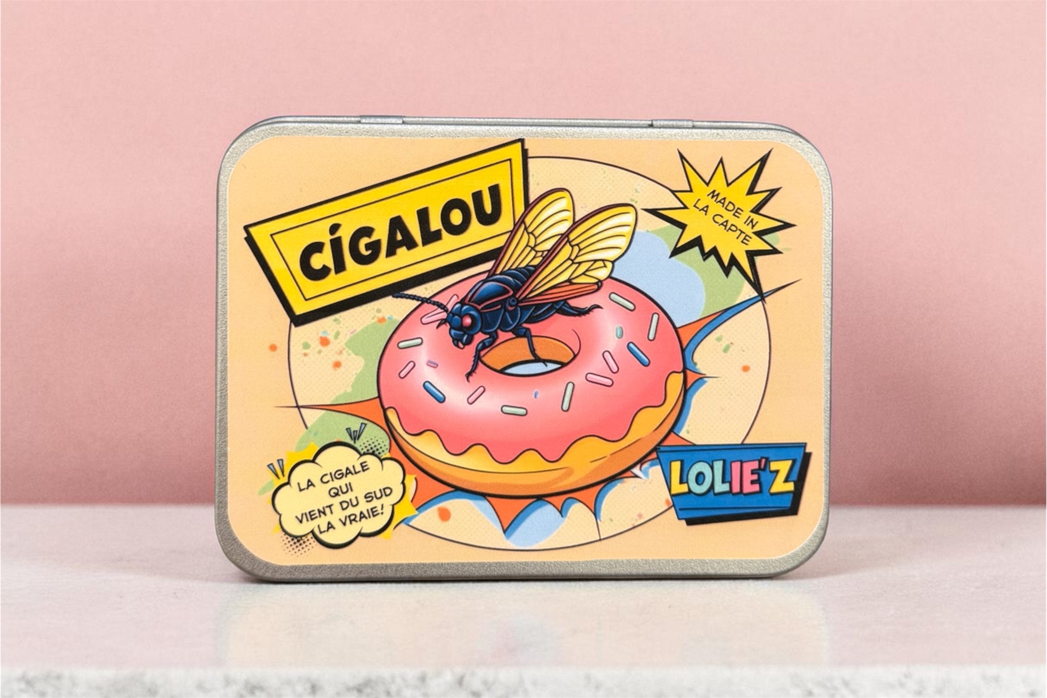 Boîte en métal Cigalou aux couleurs vives avec illustration de cigale, packaging original pour magnet cigale en résine époxy