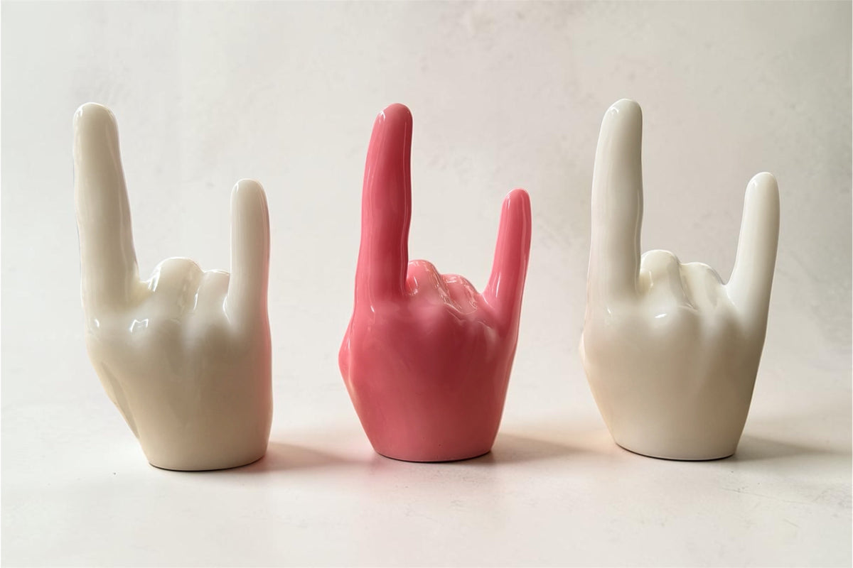 Objets décoratifs en résine époxy faits main, mains design en finition brillante avec une pièce centrale rose. Création artisanale moderne idéale pour une décoration intérieure originale et unique.