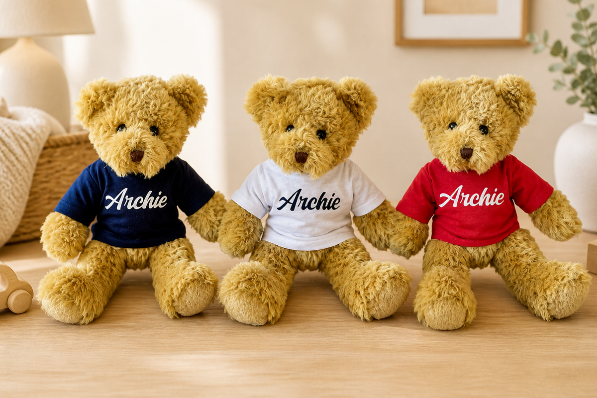 Peluche Archie personnalisée avec prénom brodé sur un t-shirt, idée cadeau originale pour enfant et naissance.