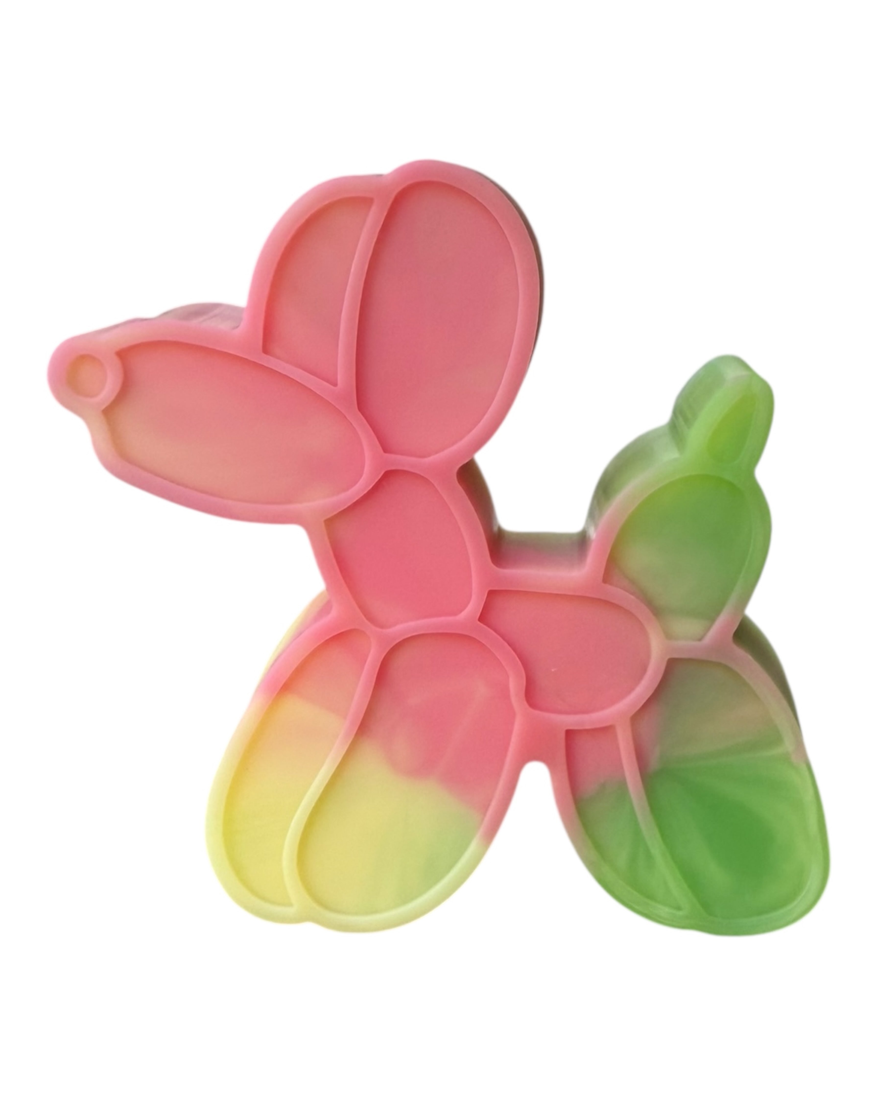 Chien déco en résine époxy Doggy Dog Candy Woof avec effet tie & dye dans les couleurs rose, vert et jaune, ajoutant une touche colorée et originale à votre intérieur. Lolie'z