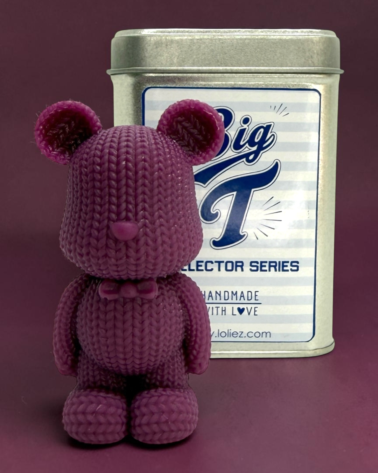 Figurine Big T Berry Lolie’z aux tons rose framboise avec sa boîte métal Collector Series, pièce décorative à collectionner faite main en France.