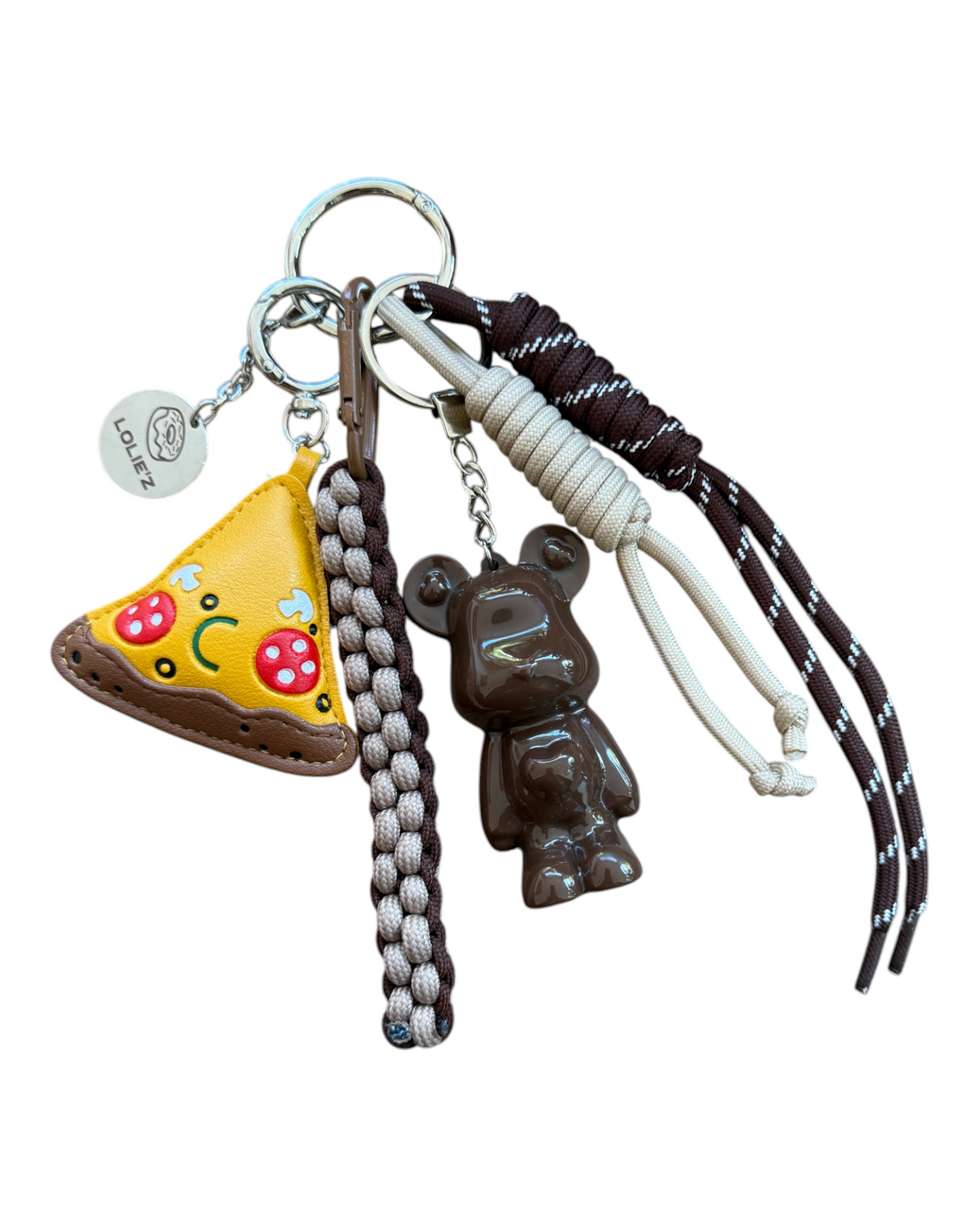 Grigri de sac artisanal Miss Pepperoni accroché à un sac marron, avec sa Marley chocolat glossy, sa petite pizza et ses cordons tressés.