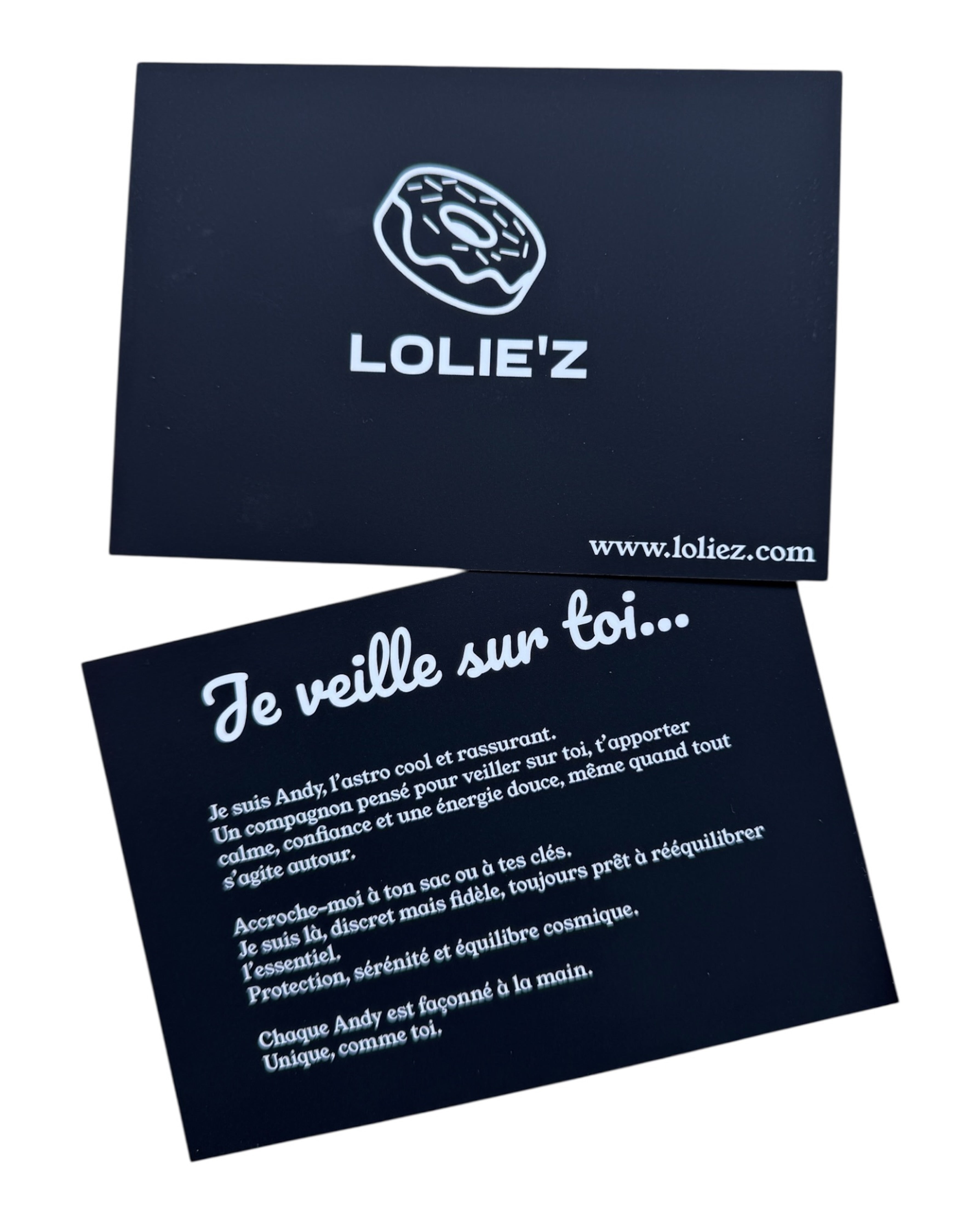 Carte Andy de la collection Andy & Izzy, carte d’accompagnement pour grigri avec illustration du personnage.