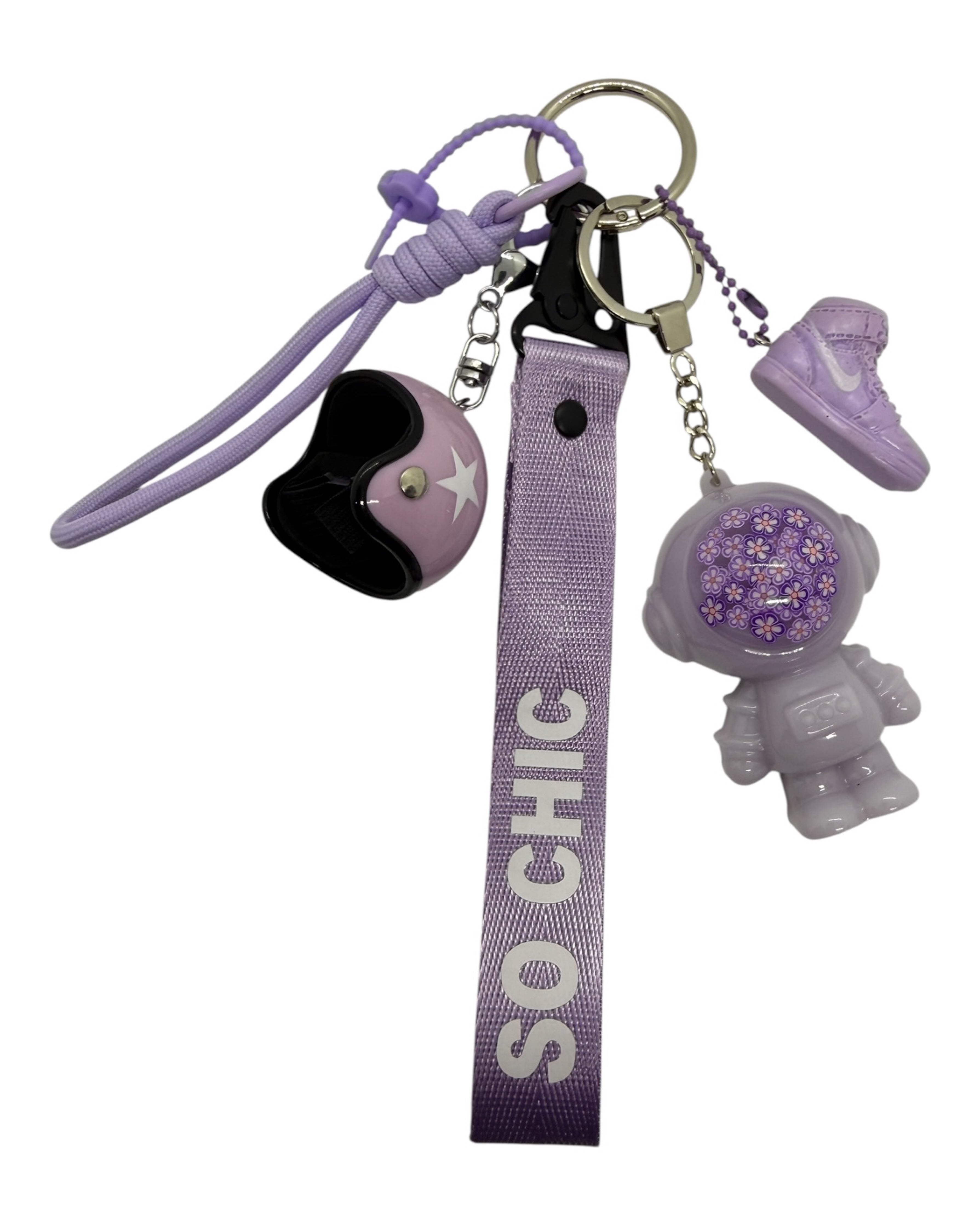 Andy Lilac Society, grigri de sac astronaute lilas en résine époxy avec détails floraux violets.