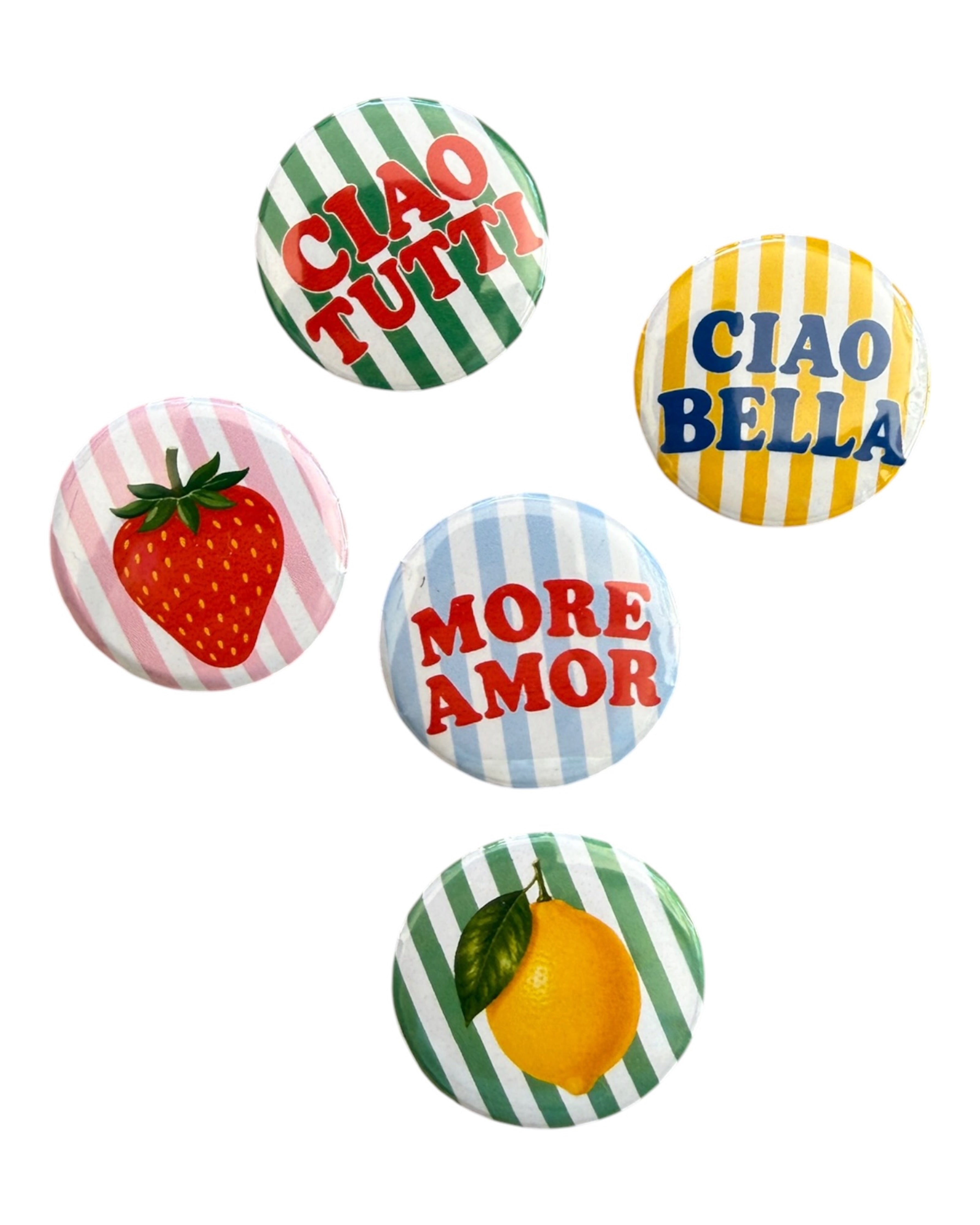 Lot de 5 badges Ciao Bella avec fraise, citron et messages colorés sur fond rayé dans un esprit pop et estival.