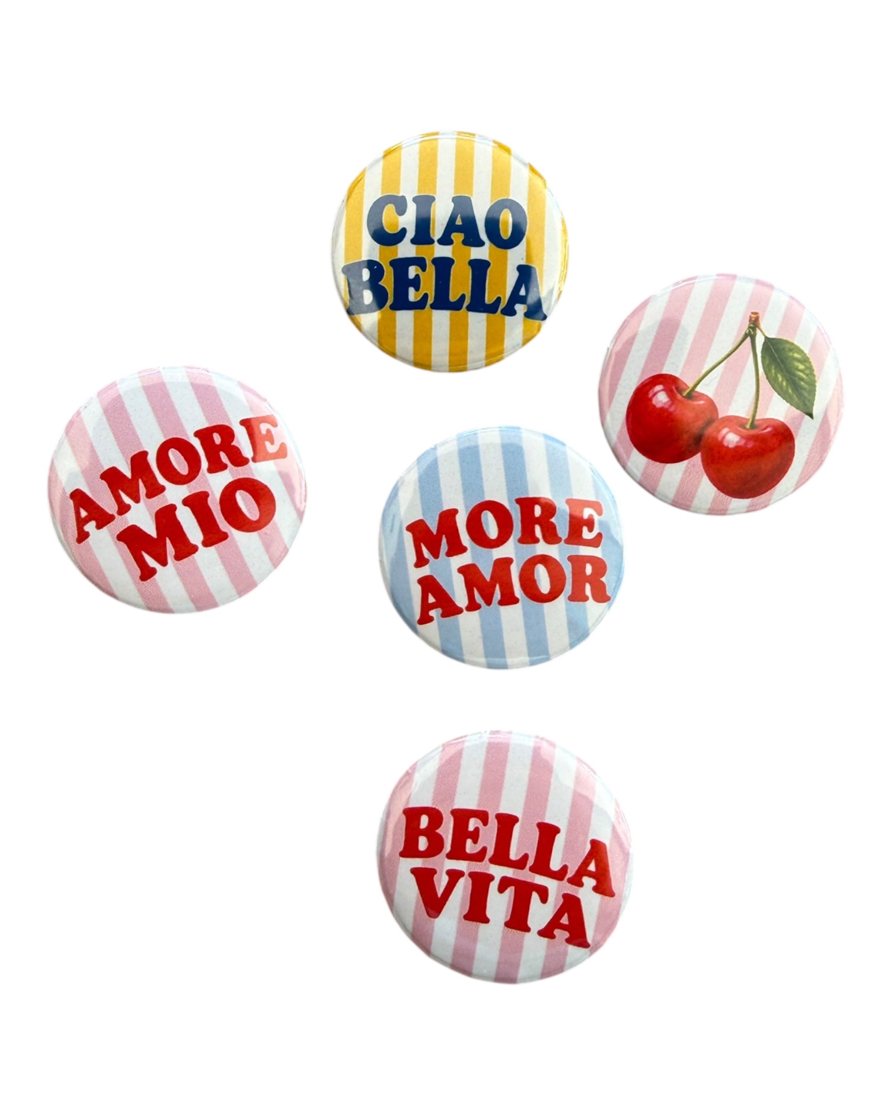 Collection Badge Club composée de badges fantaisie colorés aux univers pop, gourmands et rétro pour personnaliser sacs, vestes et accessoires.
