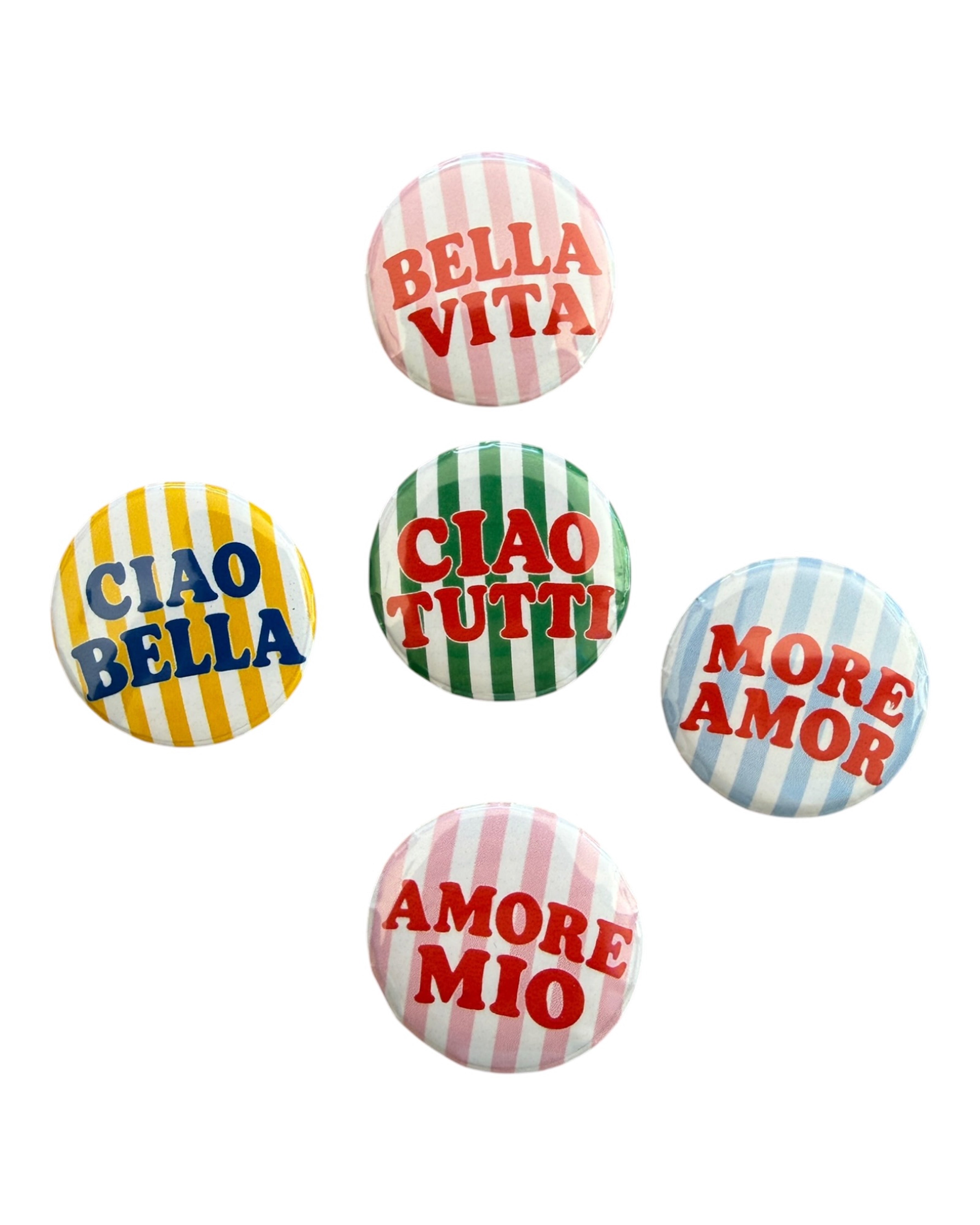 Lot de 5 badges Dolce Vita aux rayures colorées avec messages positifs dans un style rétro, pop et plein de bonne humeur.