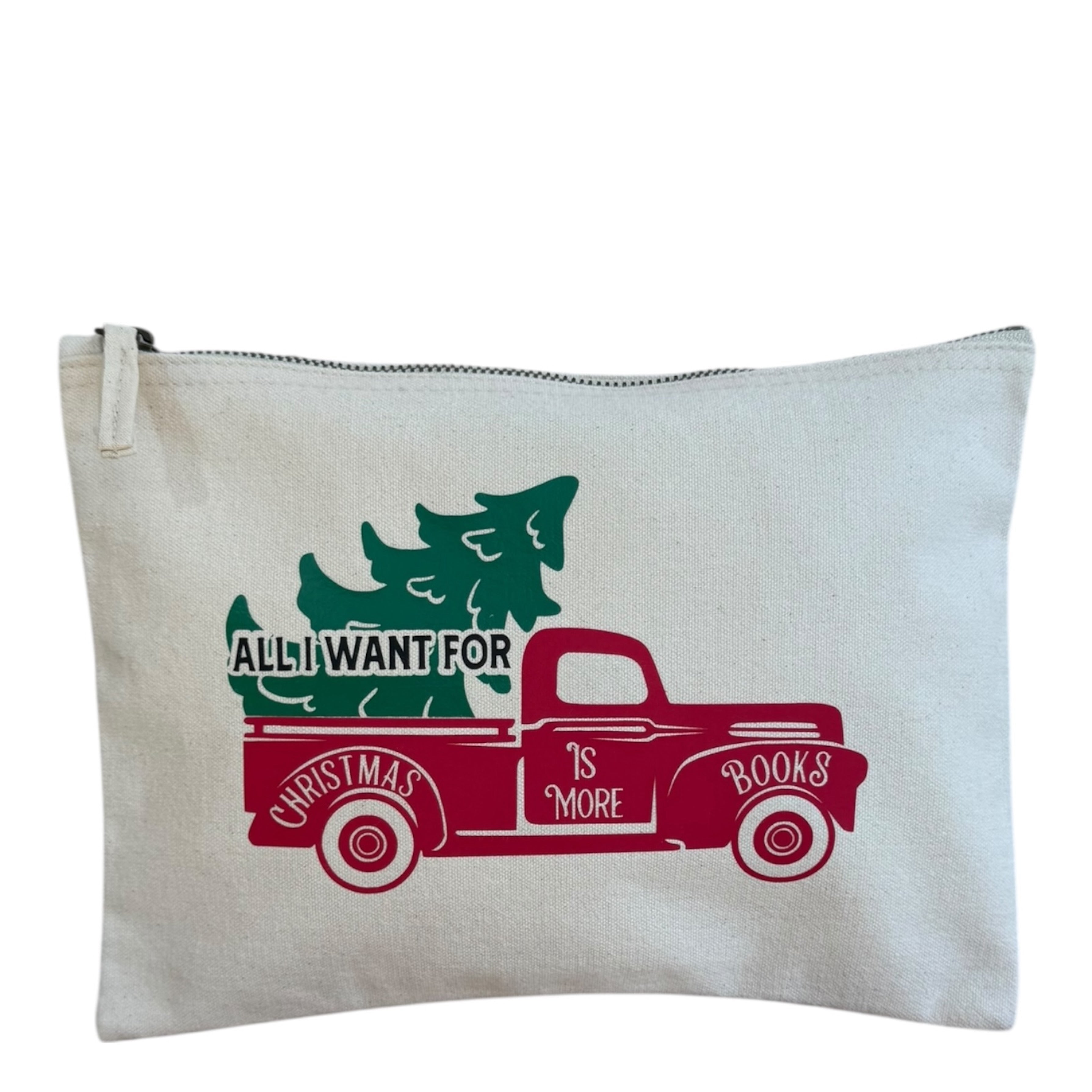 Grande pochette de lecture en coton beige avec un camion rouge transportant un sapin et l’inscription “All I want for Christmas is more books”, parfaite pour les lecteurs de Noël.