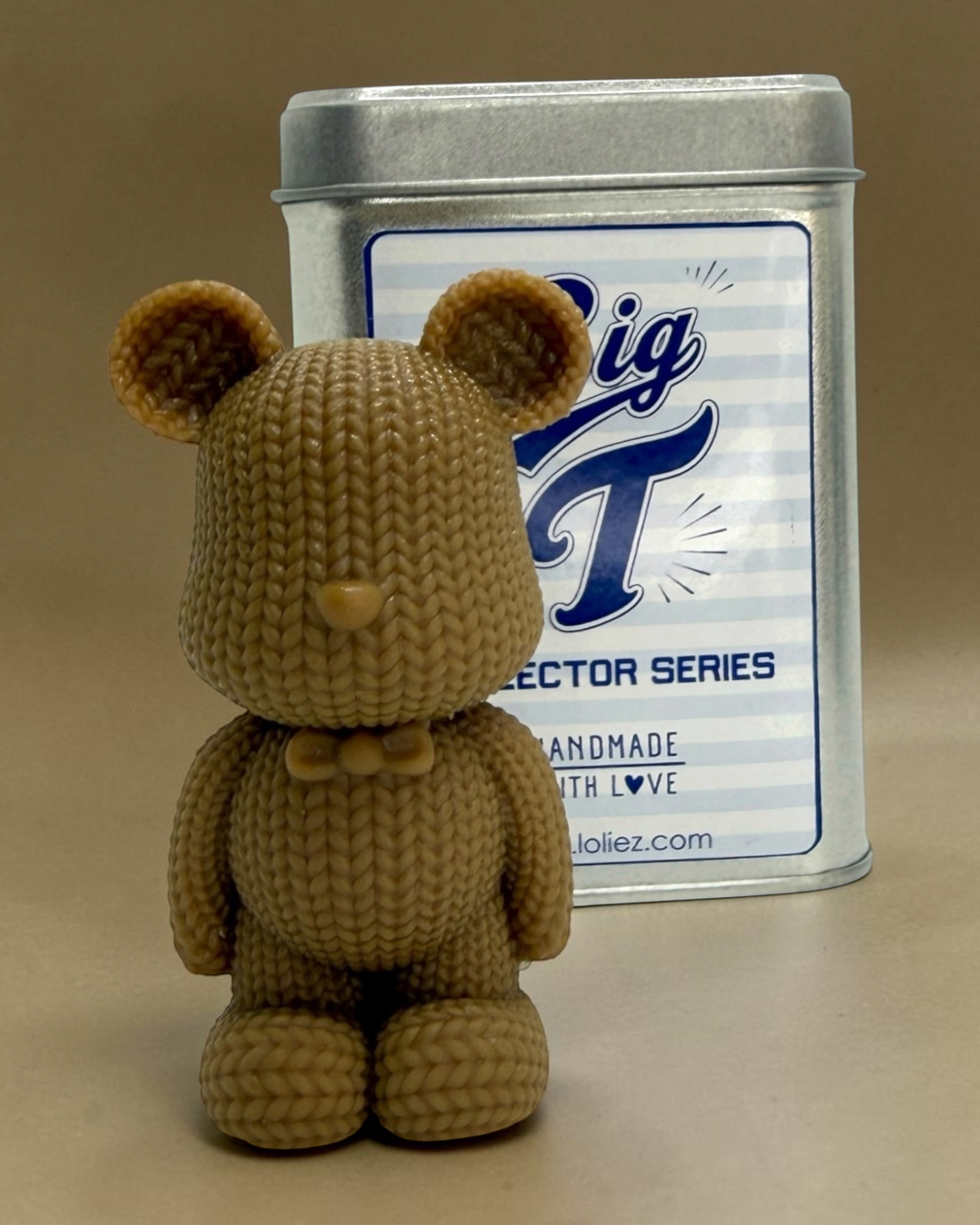 Figurine Big T Caramel Lolie’z aux tons caramel avec sa boîte métal Collector Series, objet décoratif à collectionner fait main en France.