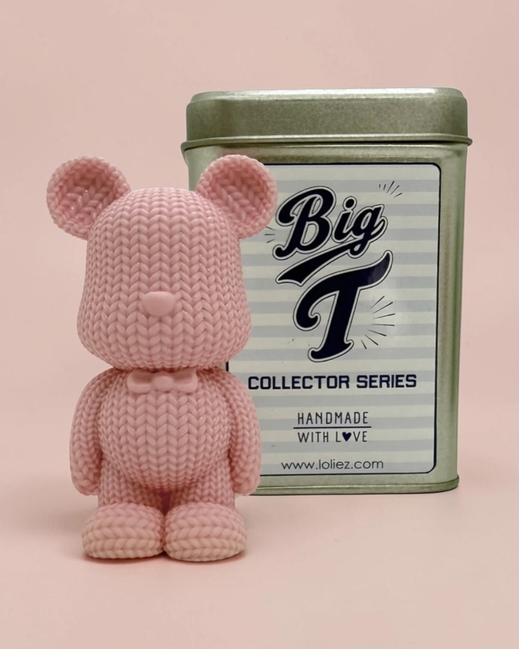 Figurine Big T rose Lolie’z avec effet tricot, présentée devant sa boîte métal Collector Series, création décorative faite main en France.