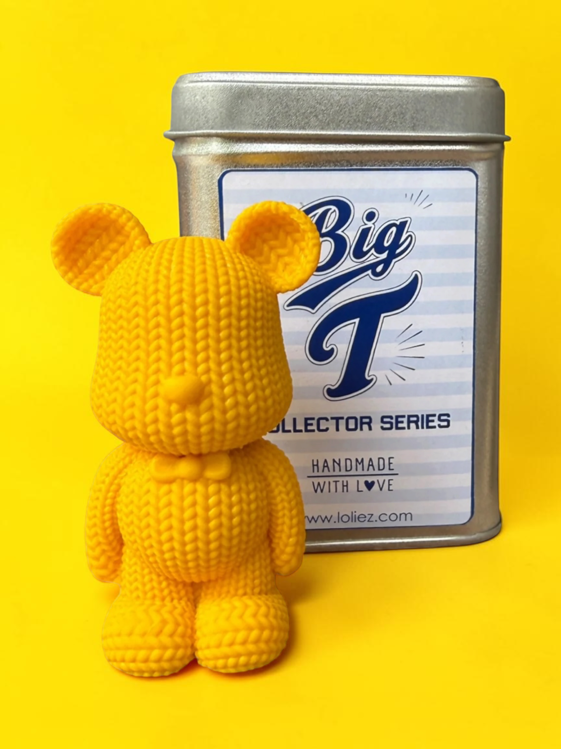 Figurine Big T jaune Lolie’z effet tricot avec sa boîte métal Collector Series, objet décoratif à collectionner fait main en France.