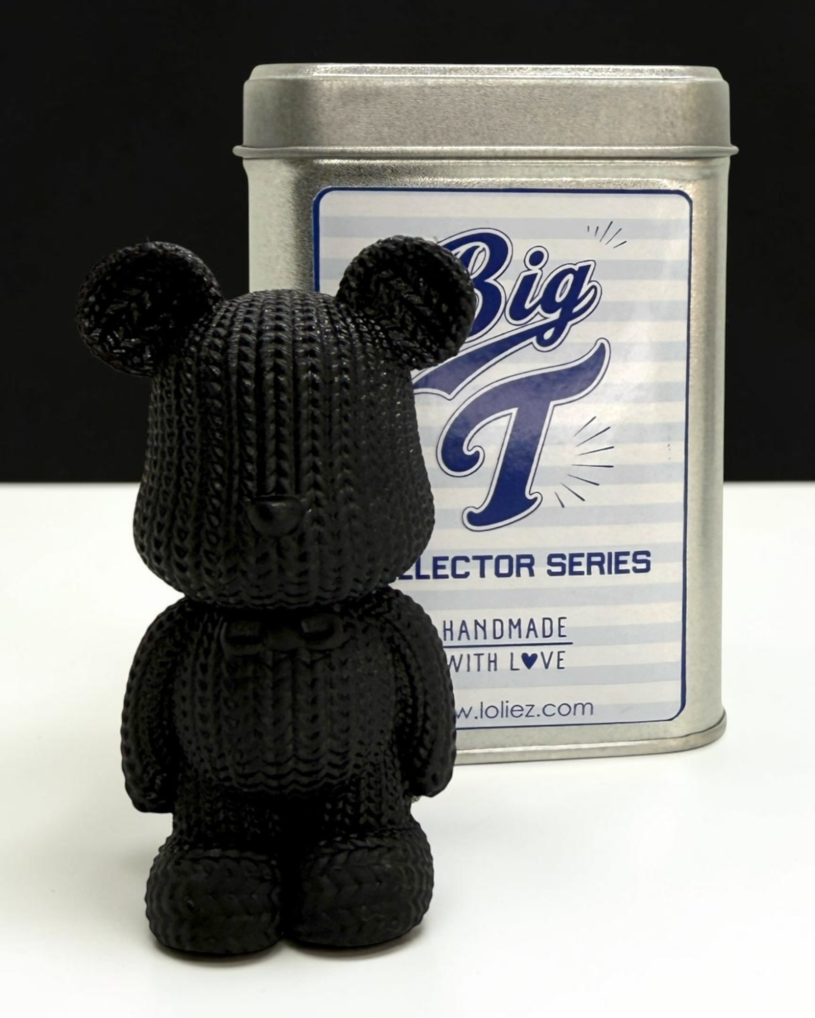 Figurine Big T noire Lolie’z avec sa boîte métal Collector Series, création décorative originale à collectionner faite main en France.