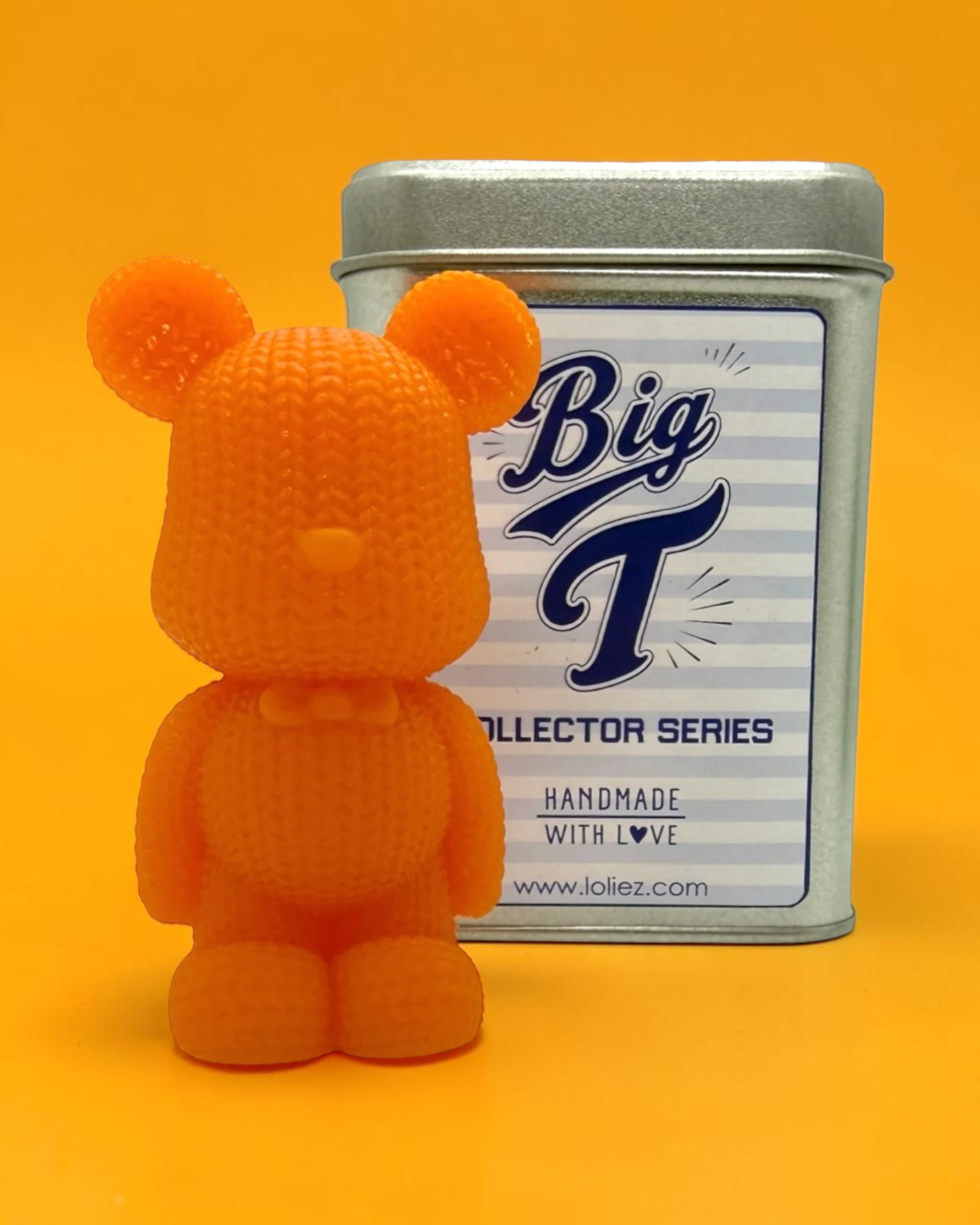 Figurine Big T orange Lolie’z avec sa boîte métal Collector Series, objet décoratif original à collectionner fait main en France.