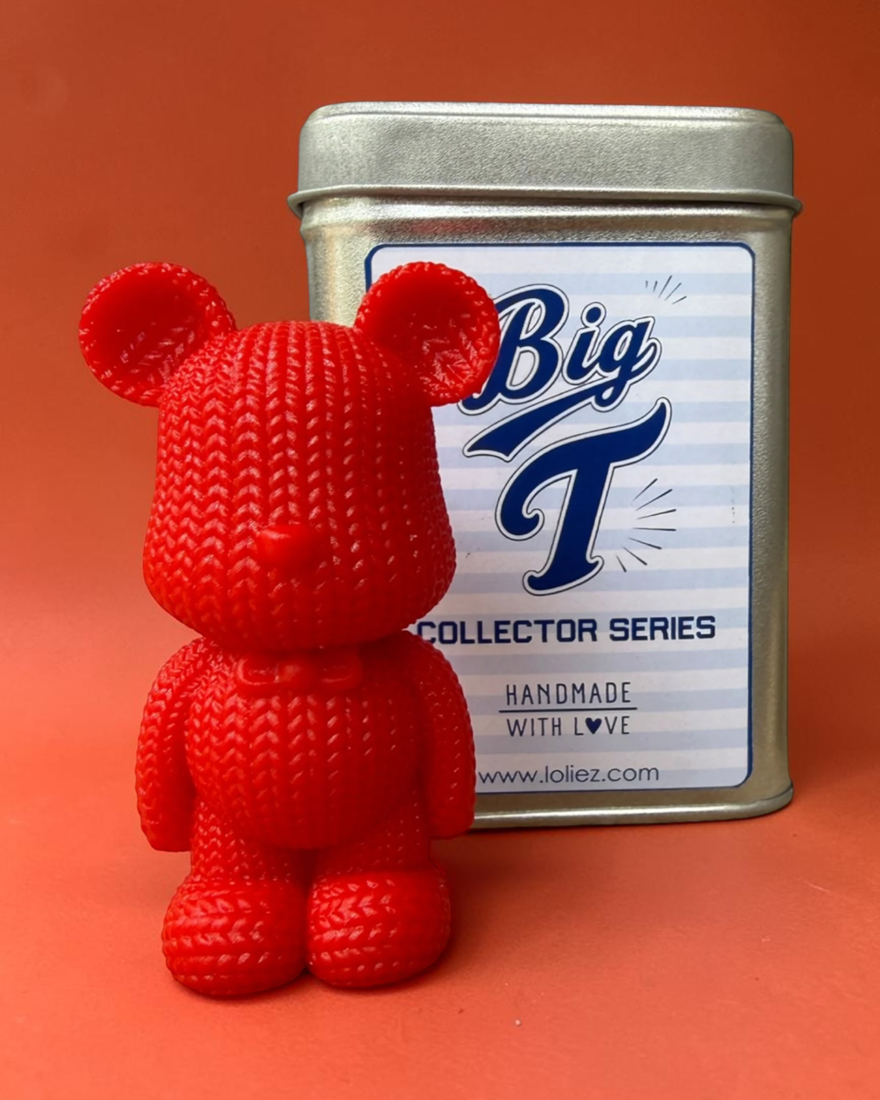 Figurine Big T rouge Lolie’z avec sa boîte métal Collector Series, objet décoratif original à collectionner fait main en France.