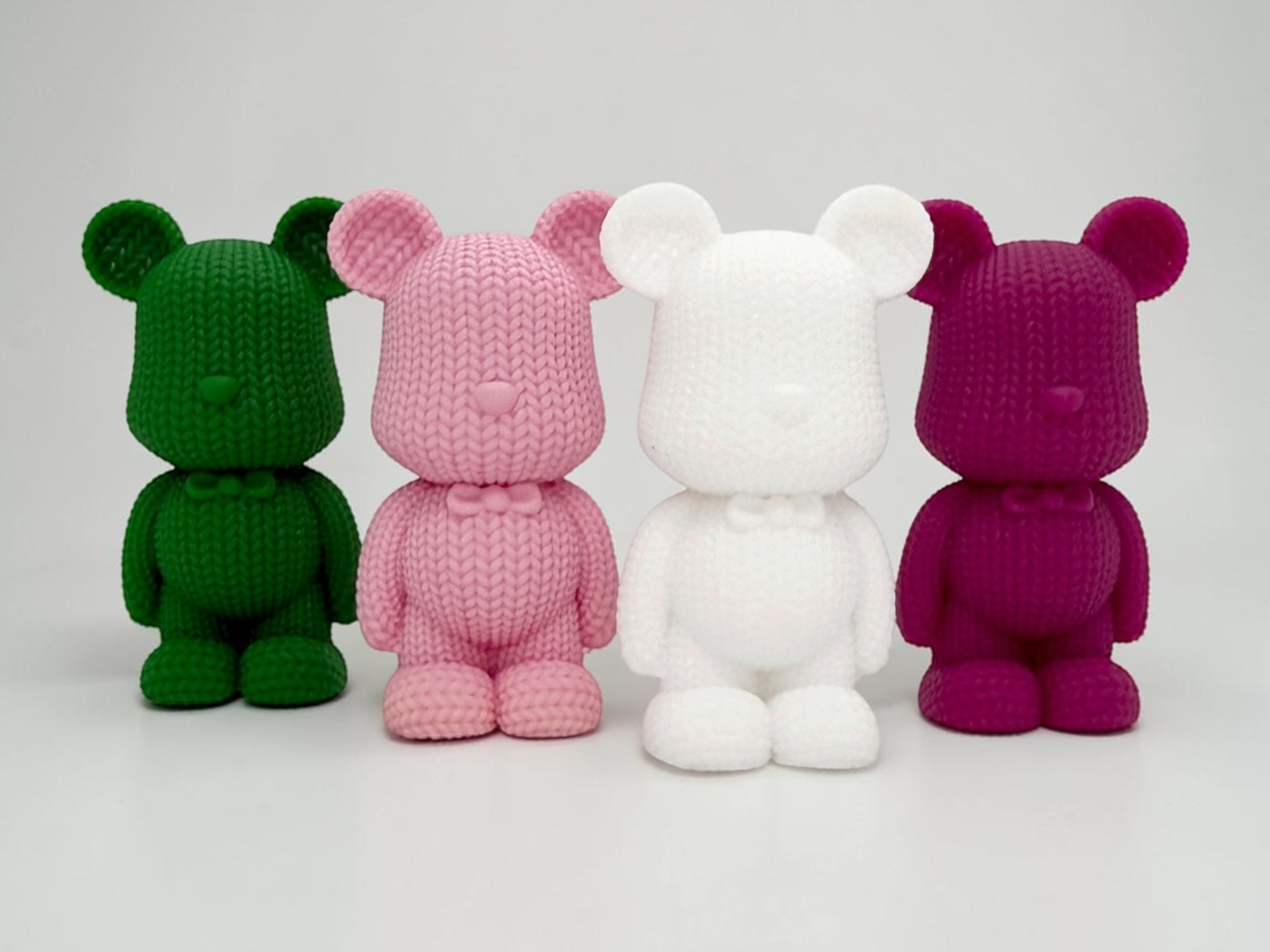 Collection Big T Teddy'z composée de figurines décoratives en résine époxy faites à la main. Modèles vert, rose Bubble Gum, blanc et fuchsia, créations artisanales Lolie'z livrées dans une boîte collector avec leur numéro d'adoption.