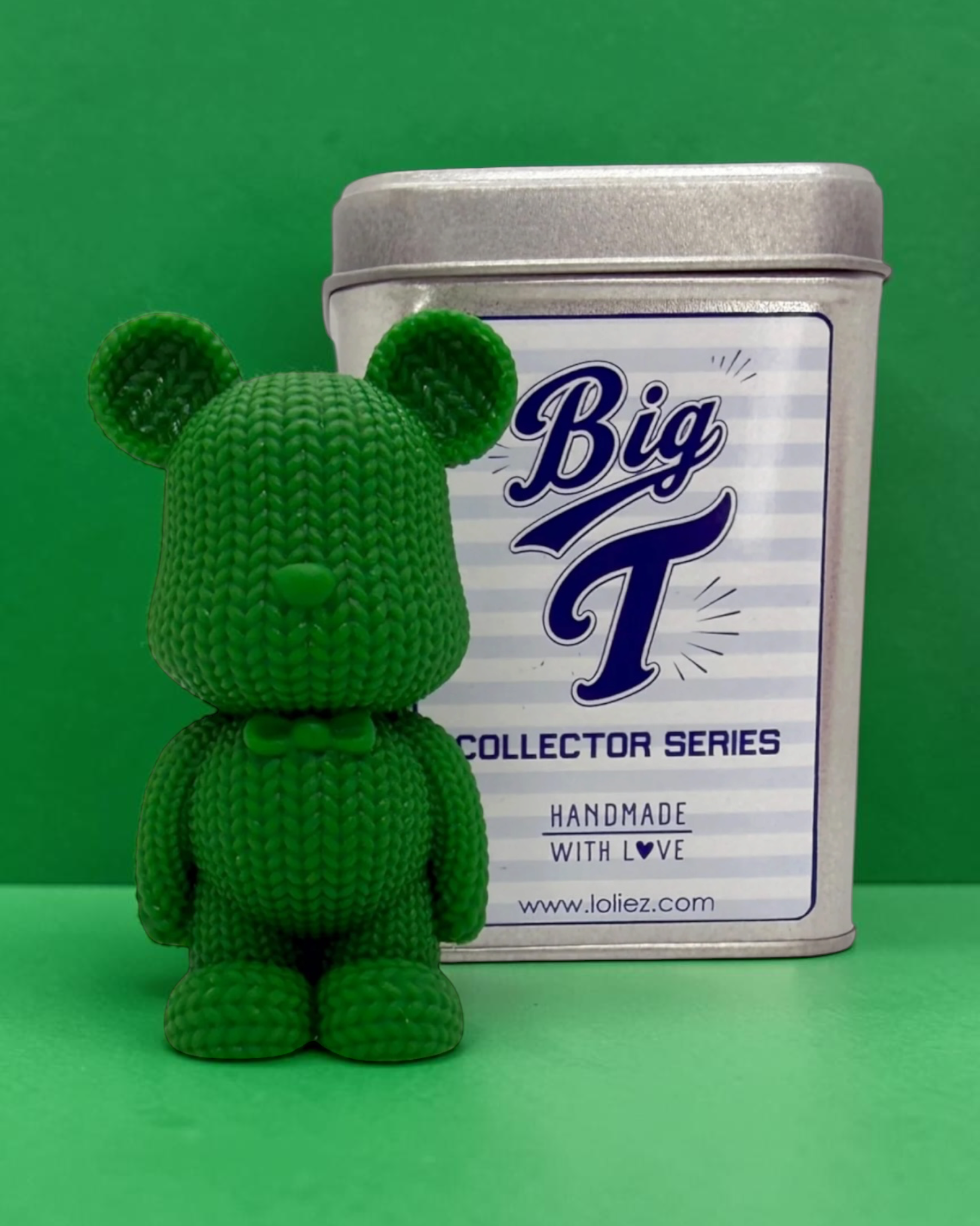 Figurine Big T verte Lolie’z avec sa boîte métal Collector Series, objet décoratif original à collectionner fait main en France.