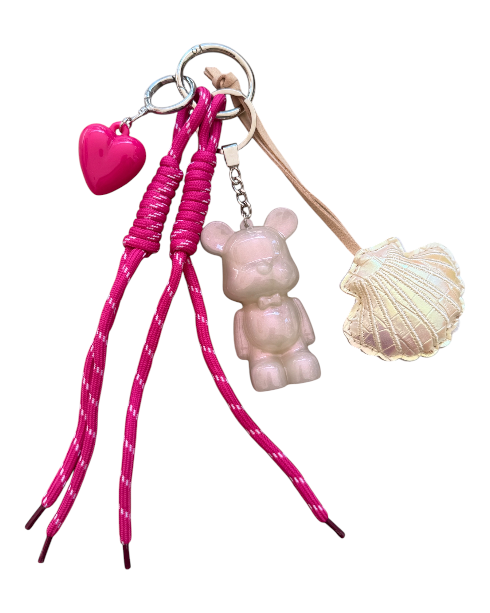 Bijou de sac et grigri Teddy'z Opal Dream en résine époxy avec reflets nacrés holographiques, porte-clés ours fabriqué à la main et accompagné de ses accessoires décoratifs.