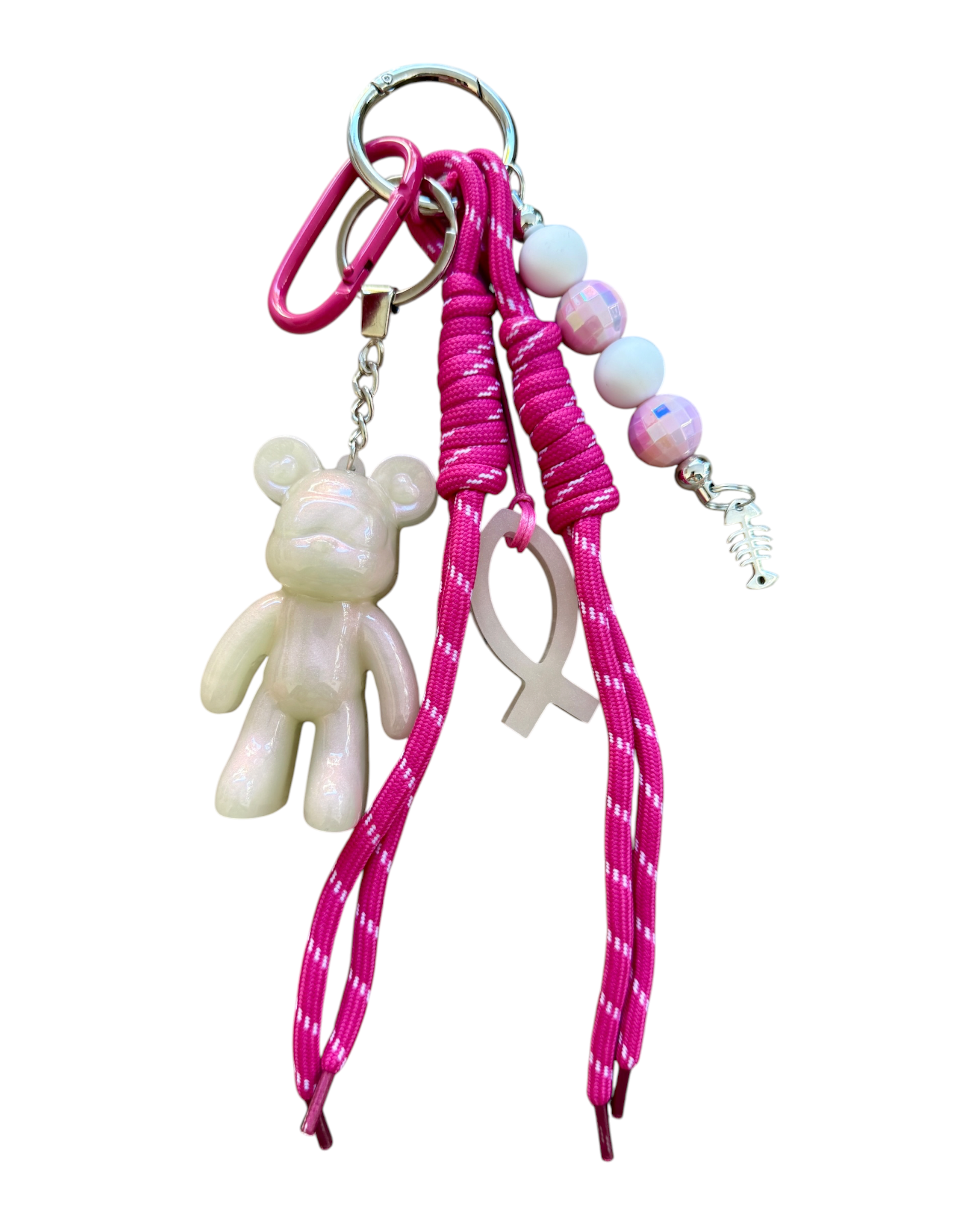 Bijou de sac et grigri Urban Ted Pearl Kiss en résine époxy avec reflets nacrés holographiques, porte-clés ours rose fabriqué à la main et accompagné de ses accessoires décoratifs.