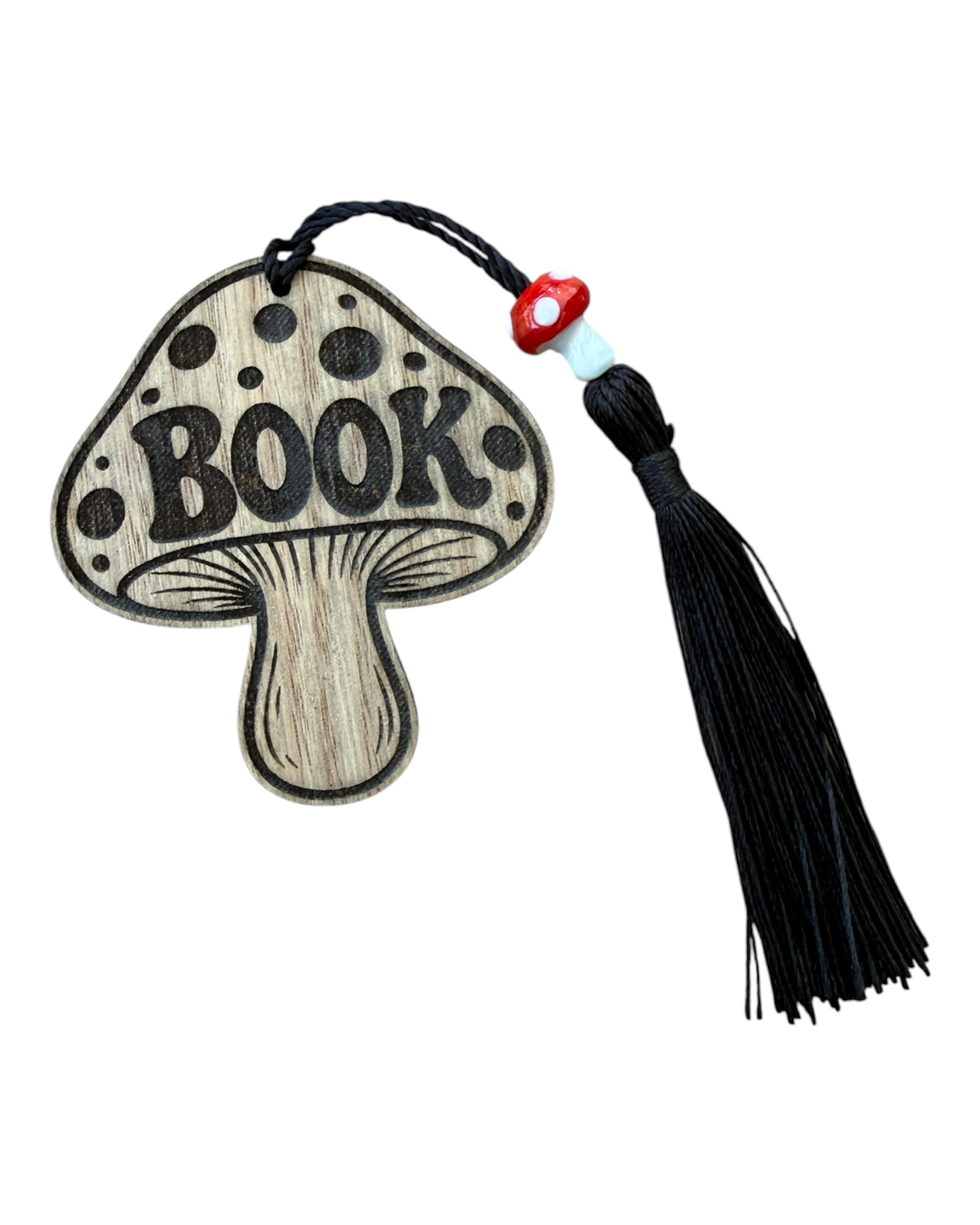 Bookmark Mushroom en bois gravé Lolie’z avec inscription BOOK, terminé à la main avec pompon noir et petite breloque champignon.