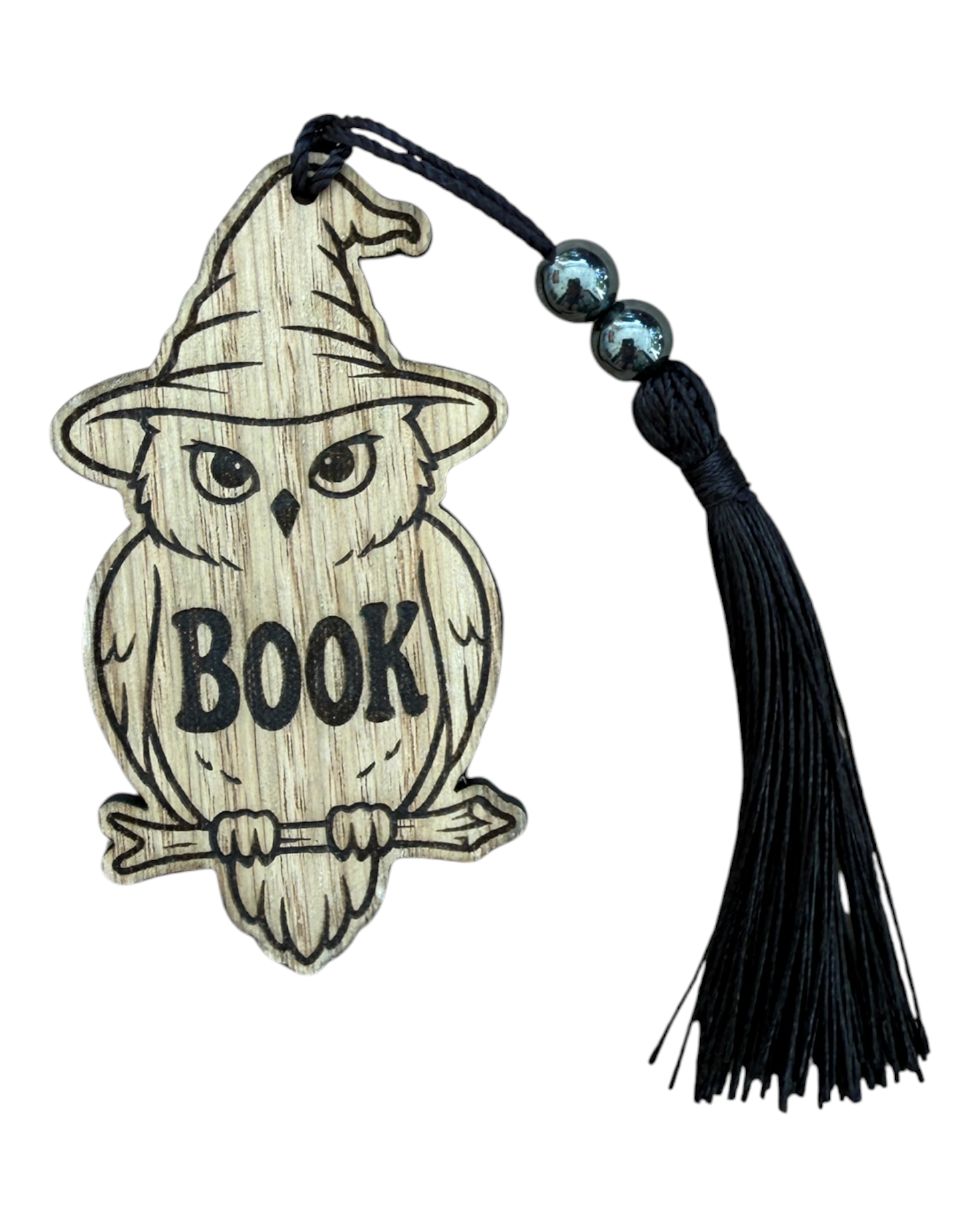 Marque-page NIGHT OWL en bois découpé et gravé en forme de chouette avec chapeau de sorcière, inscription BOOK, perles et pompon noir.