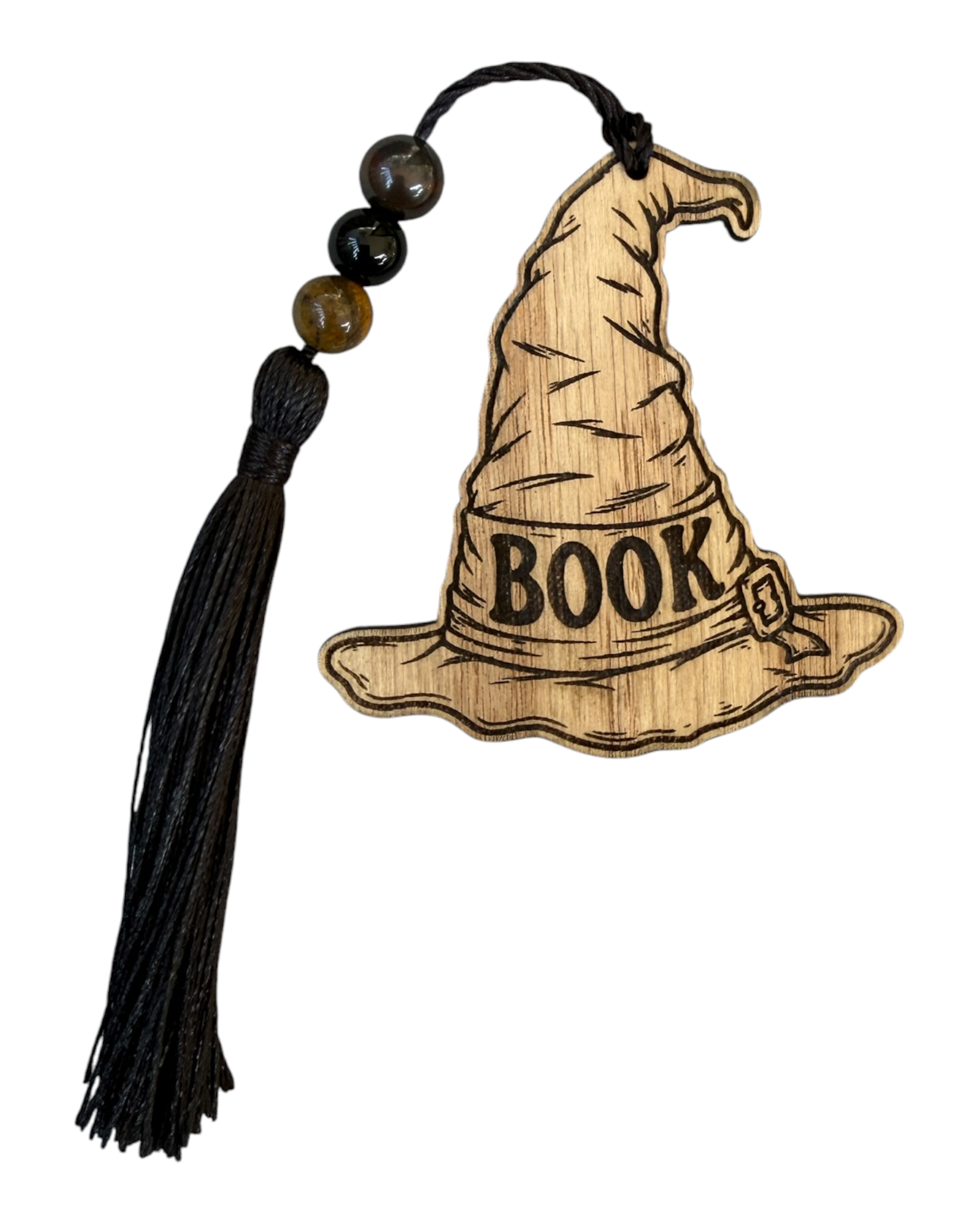 Marque-page MAGIC HAT en bois découpé et gravé en forme de chapeau magique, avec cordon et perles pour les amateurs de fantasy et de sorcellerie.