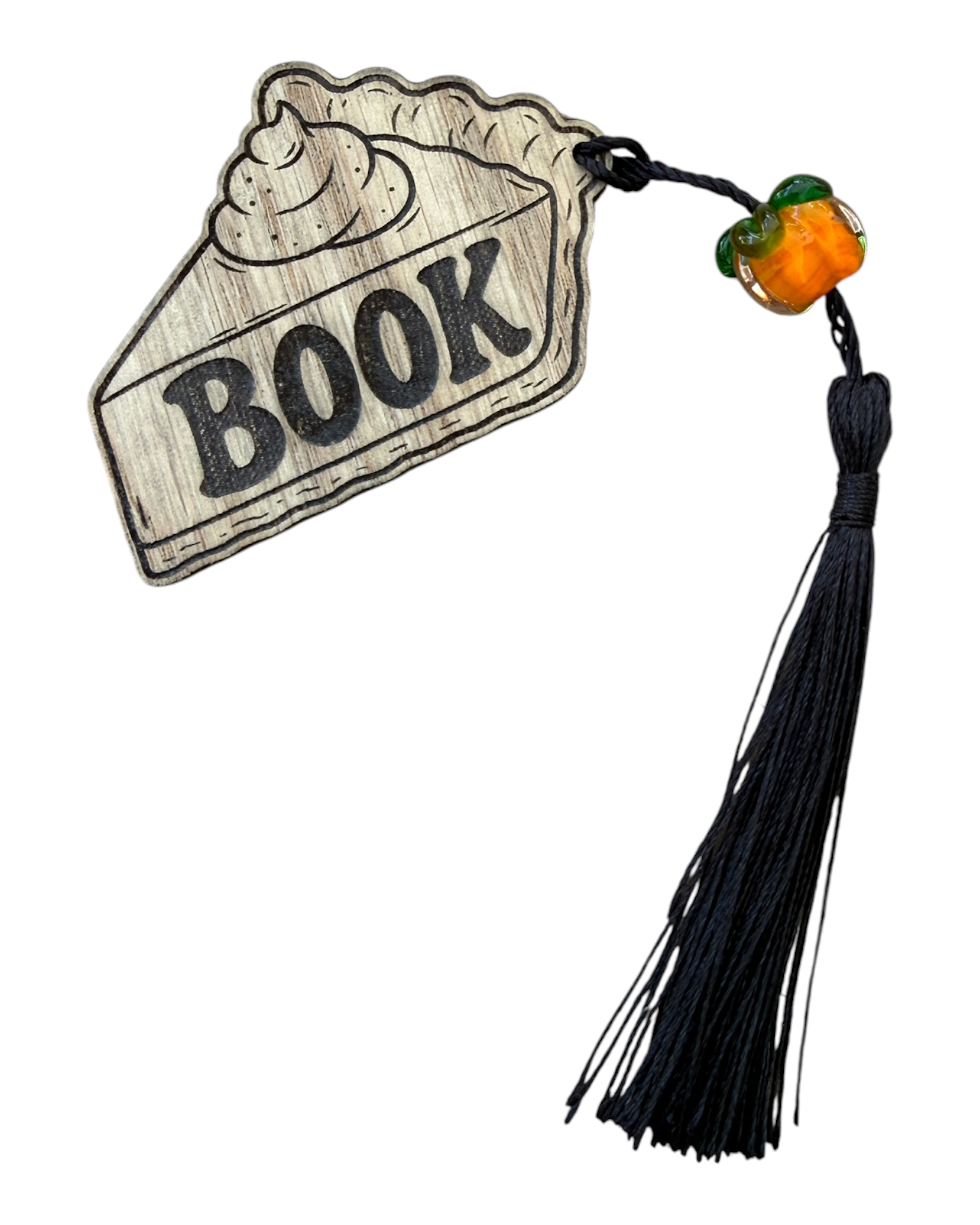 Bookmark automnal en bois gravé représentant une part de pumpkin pie avec inscription BOOK et pompon noir.
