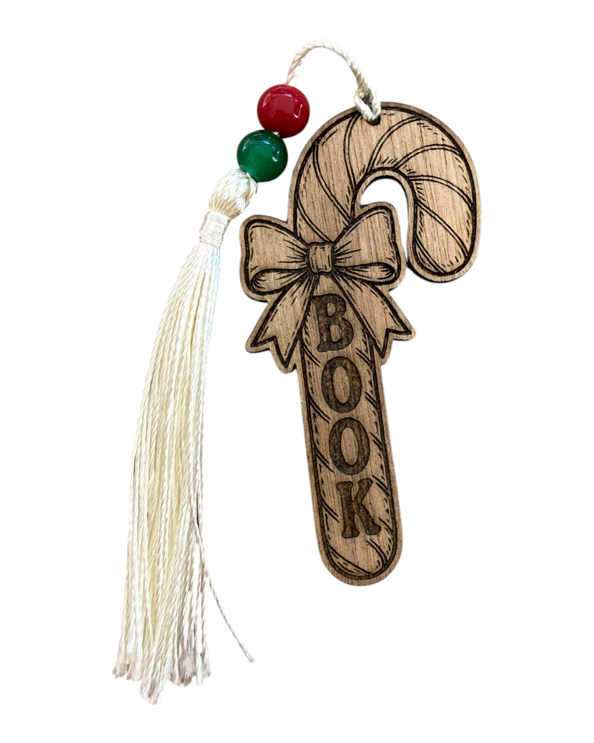 Marque-page CANDY CANE Lolie’z en bois découpé et gravé en forme de sucre d’orge avec nœud et inscription BOOK, pompon écru et perles rouge et verte.
