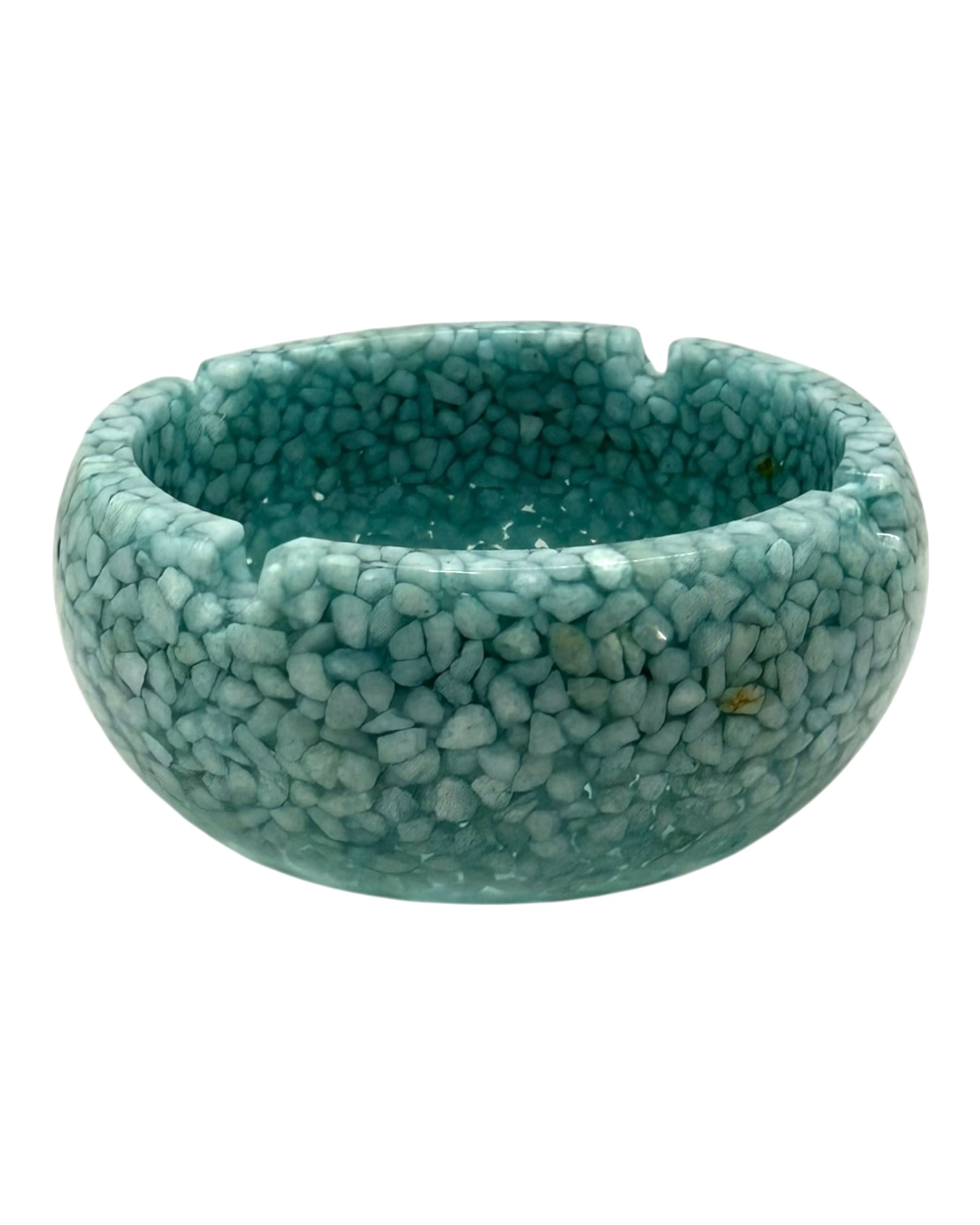 Le cendrier Blue Lagoon en résine époxy posé sur une table extérieure, idéal pour une déco moderne et tendance. Un accessoire pratique et esthétique pour votre terrasse ou salon.