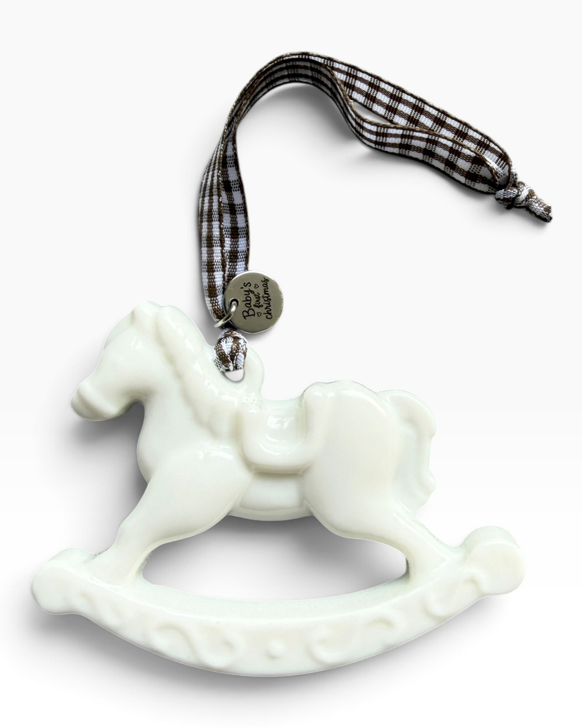 Cheval à bascule blanc en résine époxy avec ruban vichy marron et médaille Baby’s First Christmas pour le premier Noël de bébé.