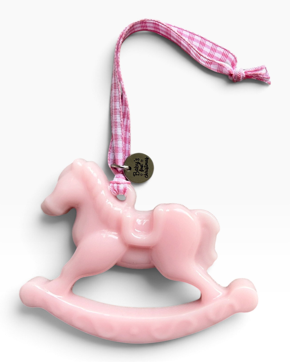 Cheval à bascule rose clair en résine époxy avec ruban vichy rose et médaille Baby’s First Christmas, suspension de Noël pour bébé.