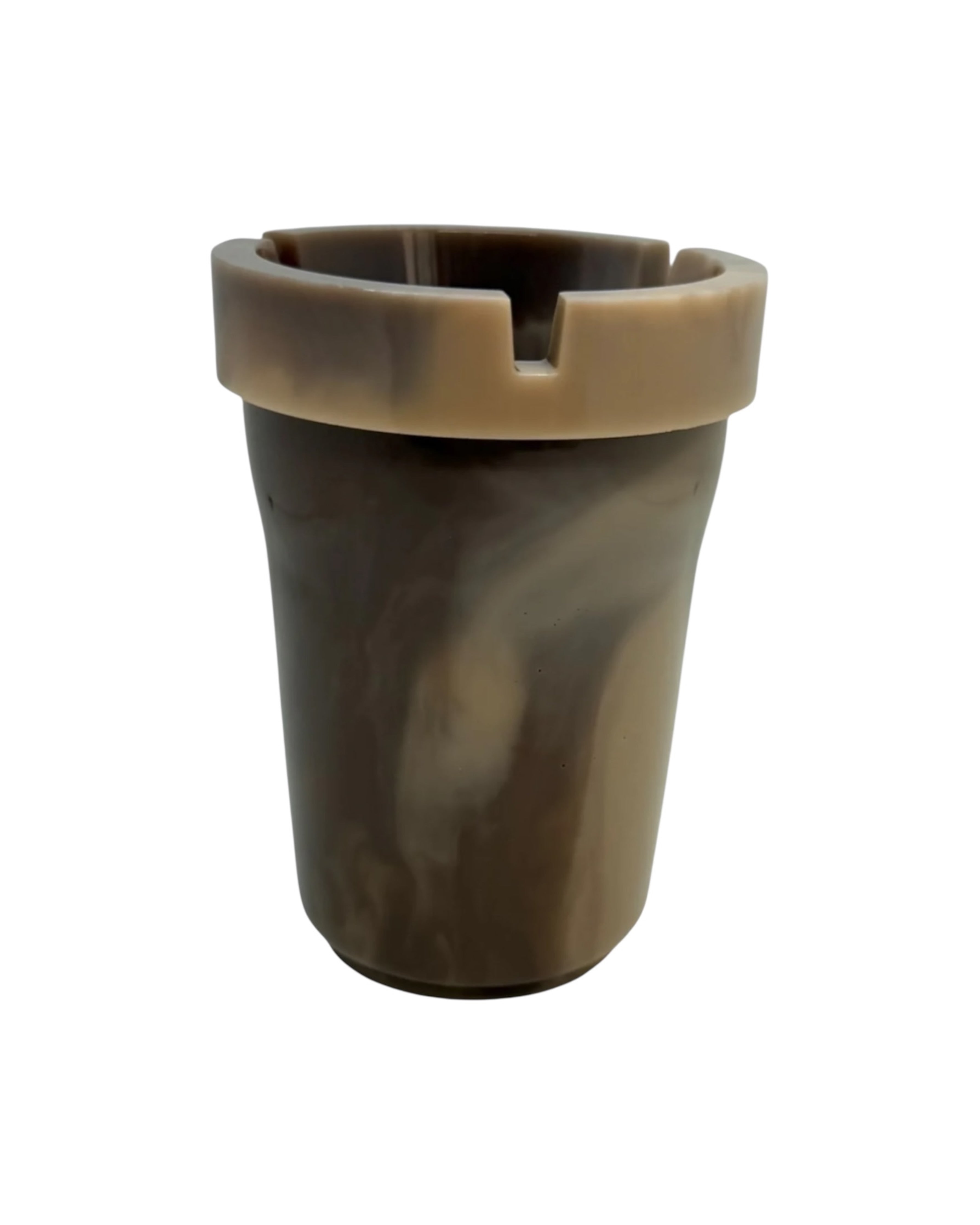 Cendrier en résine façon gobelet avec couvercle, le Chill’n Cup est discret, pratique et garde tout bien caché, cendres & mégots.