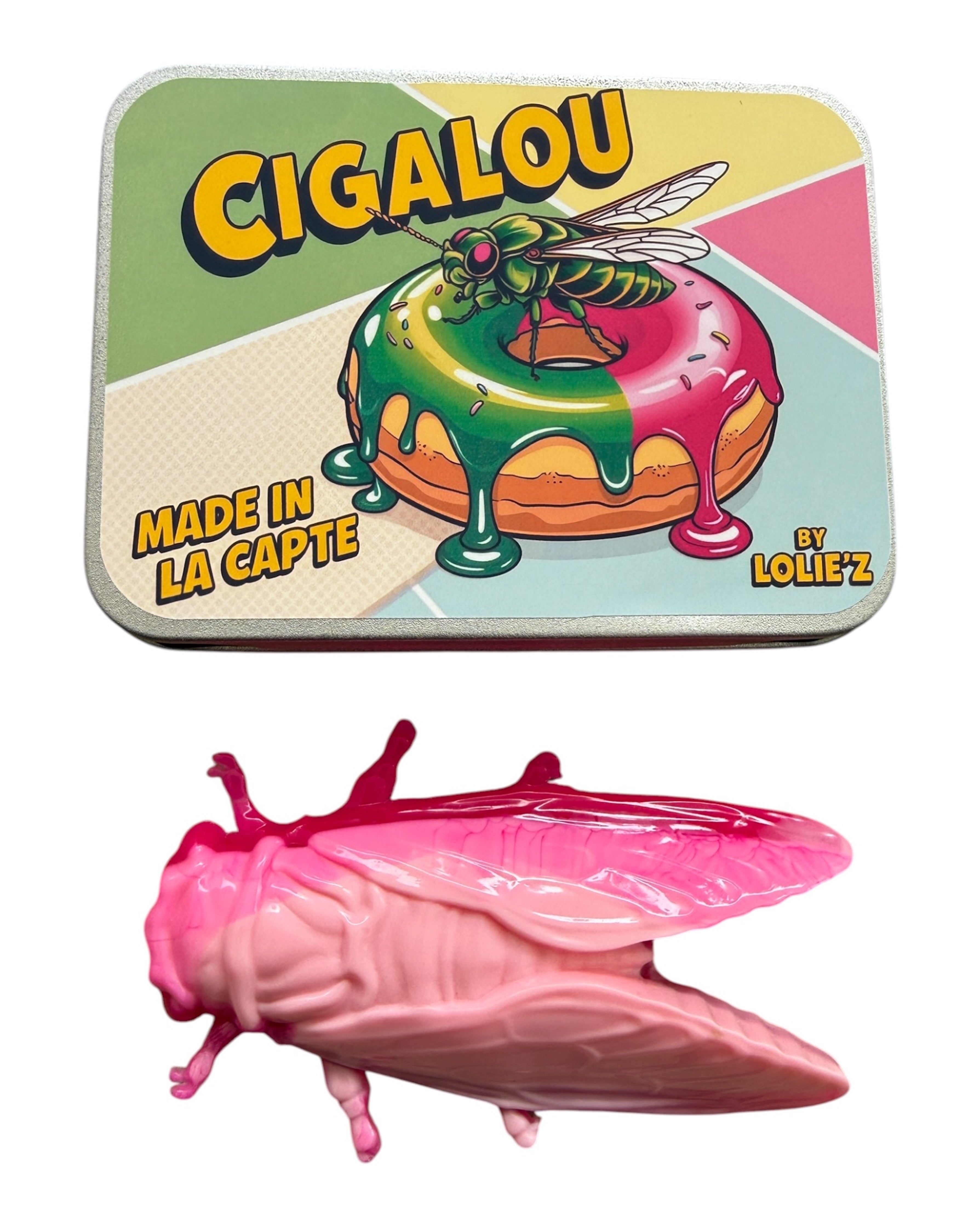 Magnet cigale rose glossy en résine époxy posé dans une ambiance méditerranéenne moderne et lumineuse.