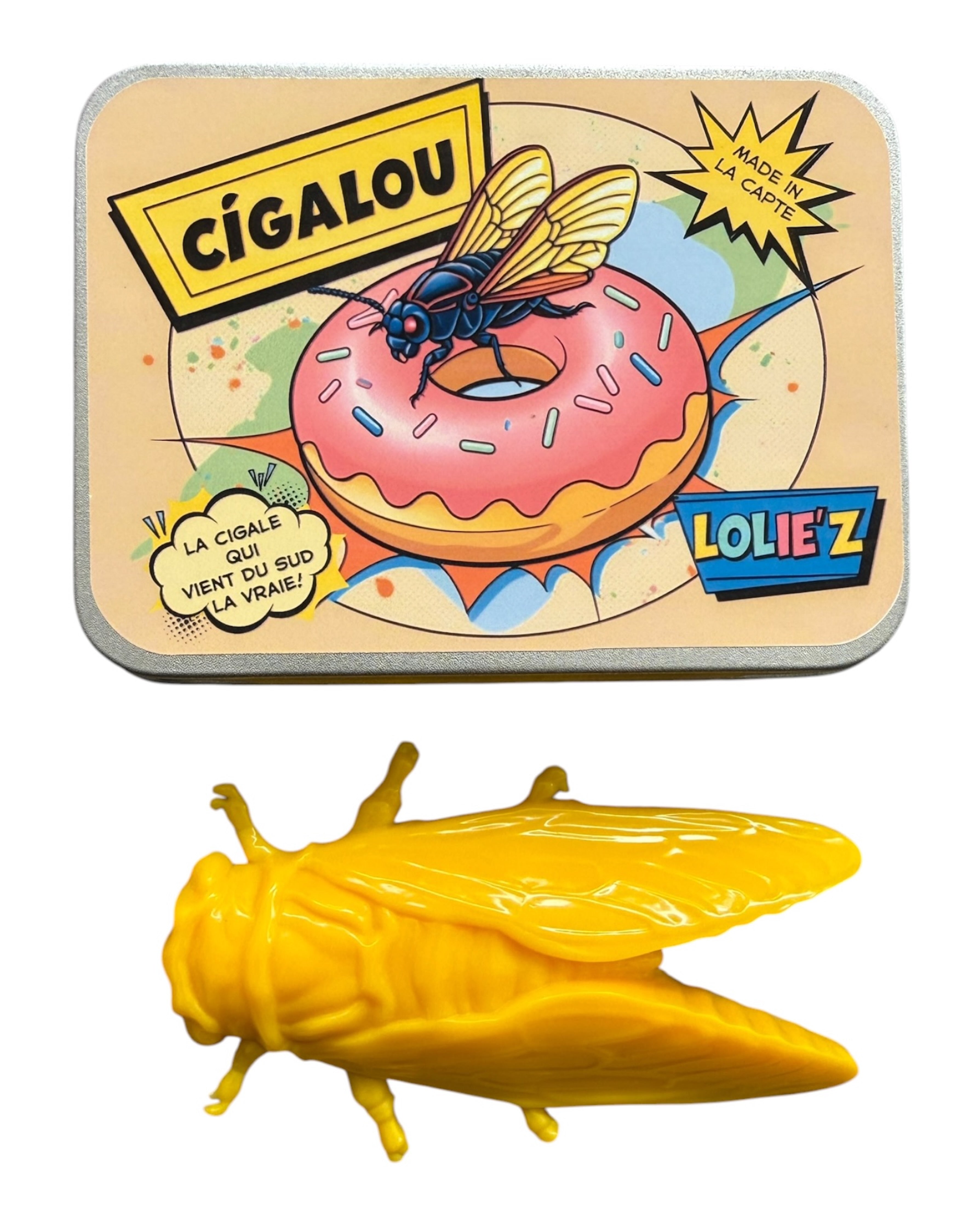 Magnet cigale jaune glossy en résine époxy posé dans une ambiance méditerranéenne moderne et ensoleillée.