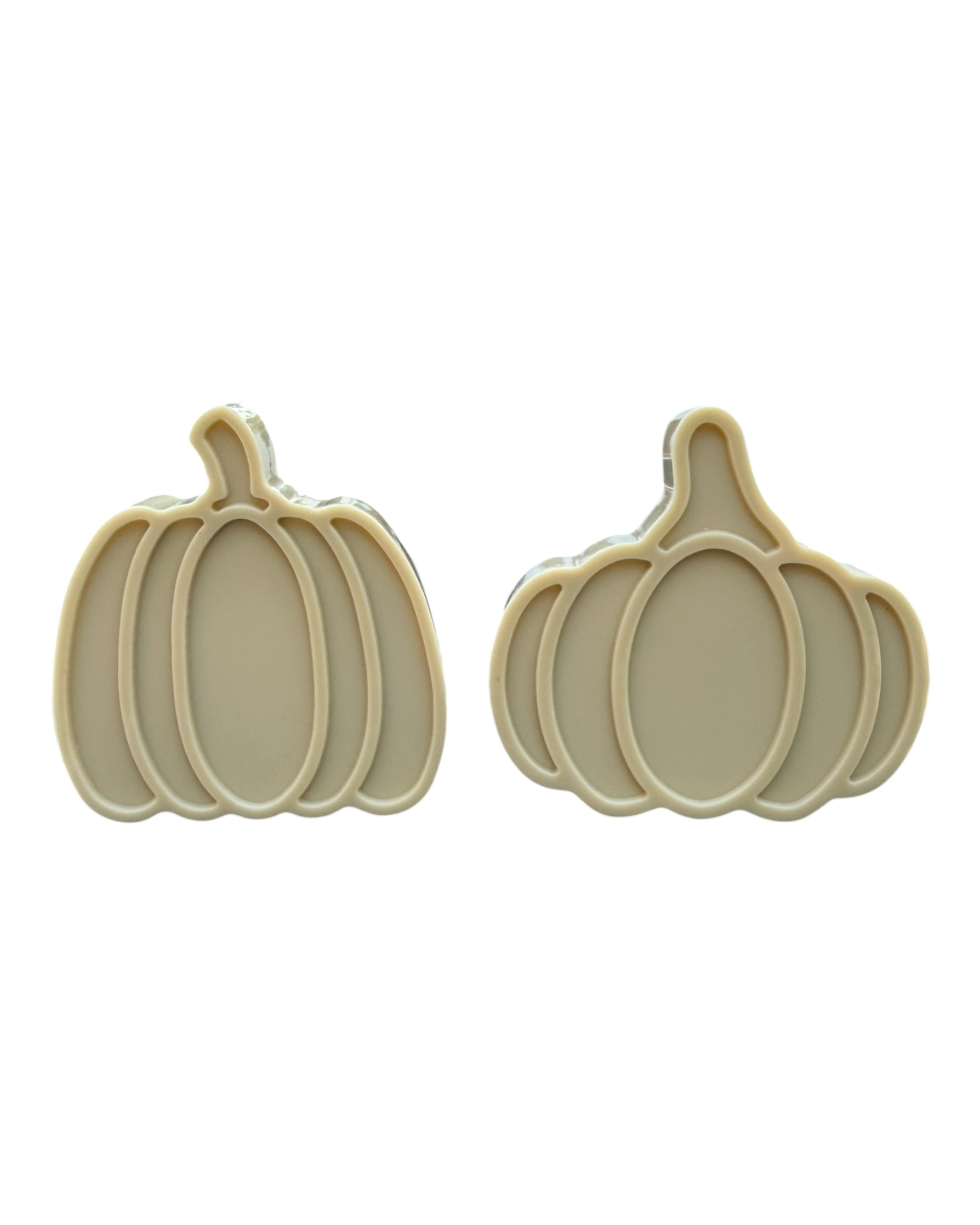 Duo de citrouilles décoratives beige clair en résine époxy fait main, composé de deux formes de citrouilles pour la décoration automnale et Halloween.