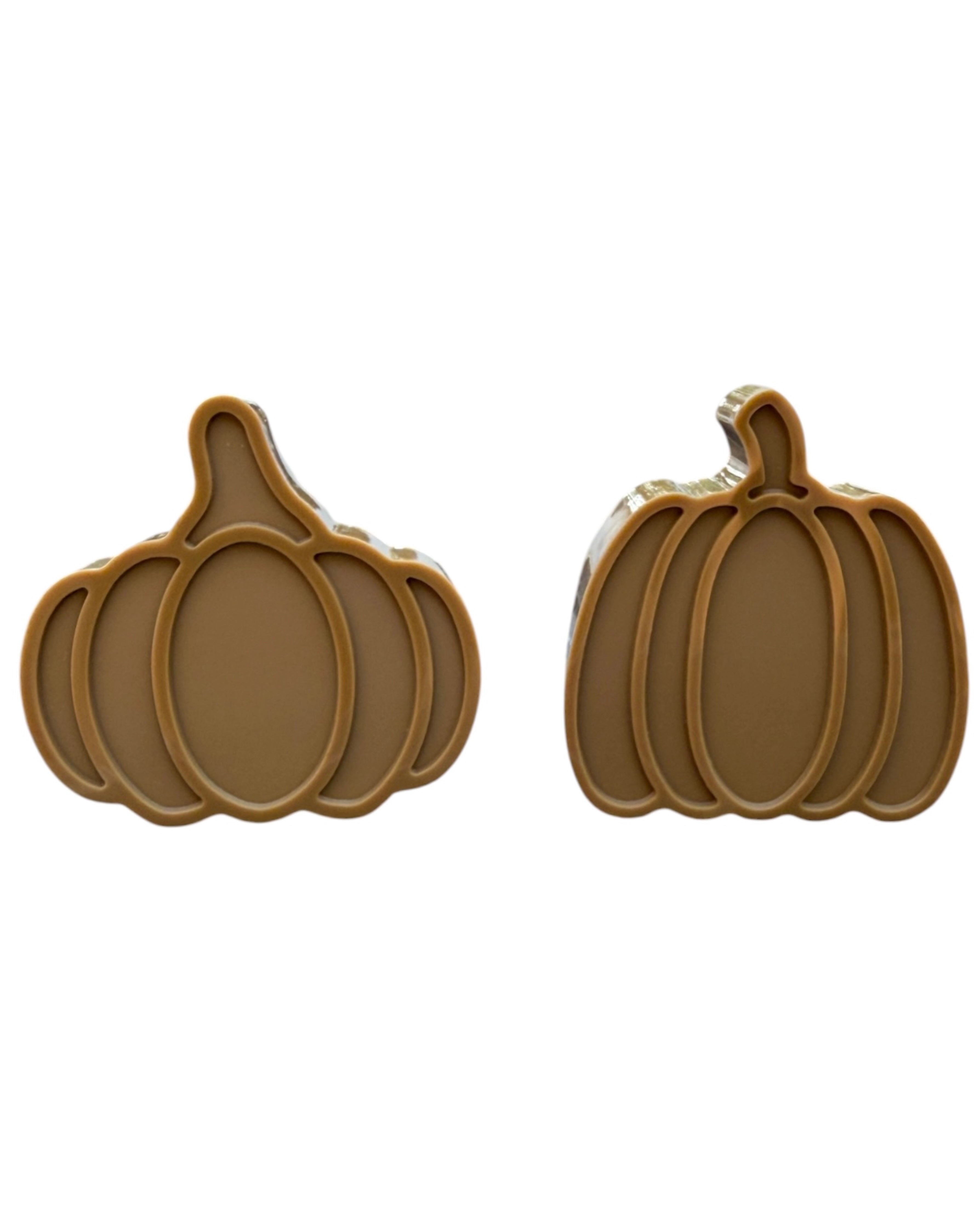 Duo de citrouilles décoratives marron en résine époxy fait main, deux formats assortis pour une décoration d’automne et d’Halloween.
