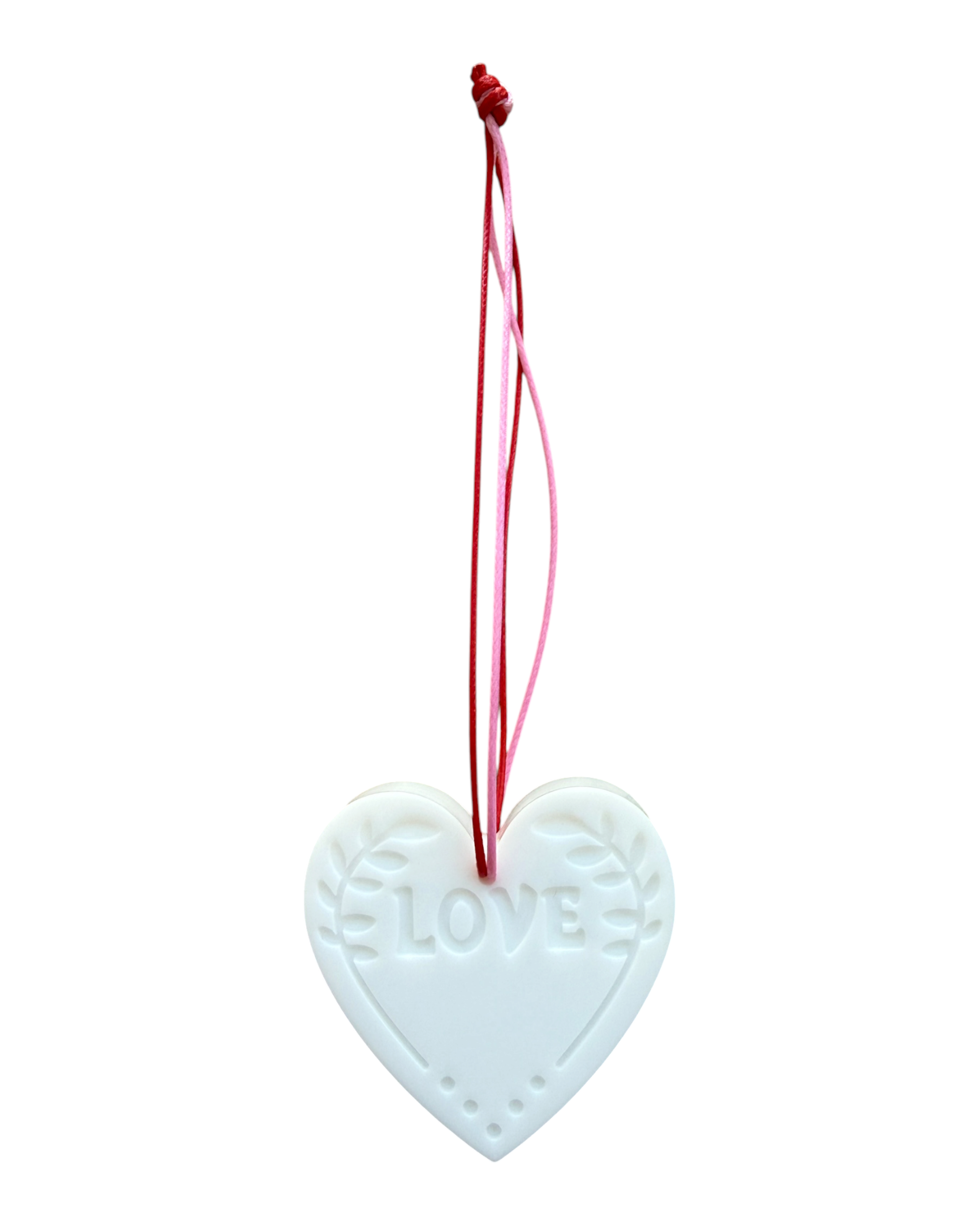 Suspension cœur LOVE blanche en résine époxy avec cordon rouge et rose, création artisanale à suspendre dans la maison.